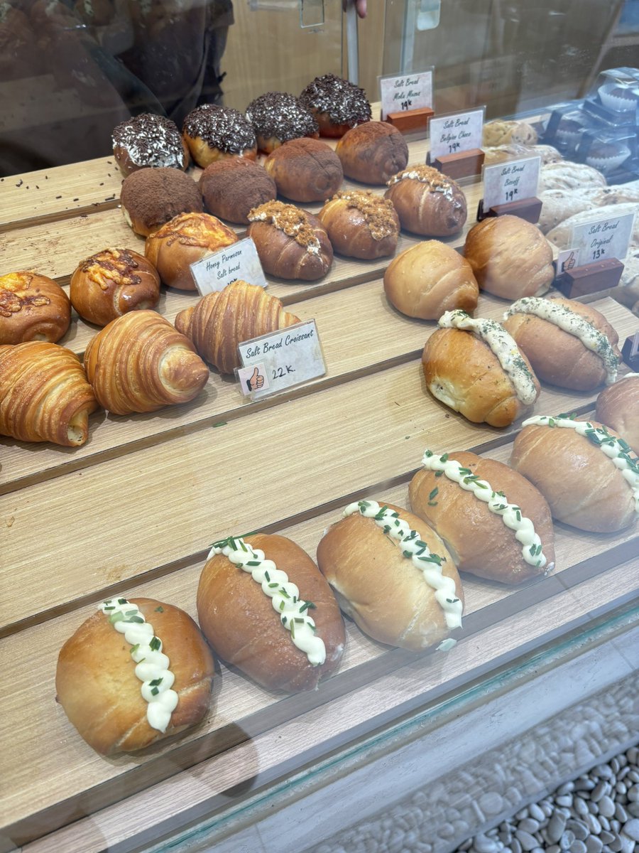 Fiskandhl's tweet photo. Tadi nyobain salted bread yang viral itu, ternyata…… not my type of bread😆

Tapi buat croissant sama pastry nya yg lain juara 🏆 https://t.co/sJhGO60wt6