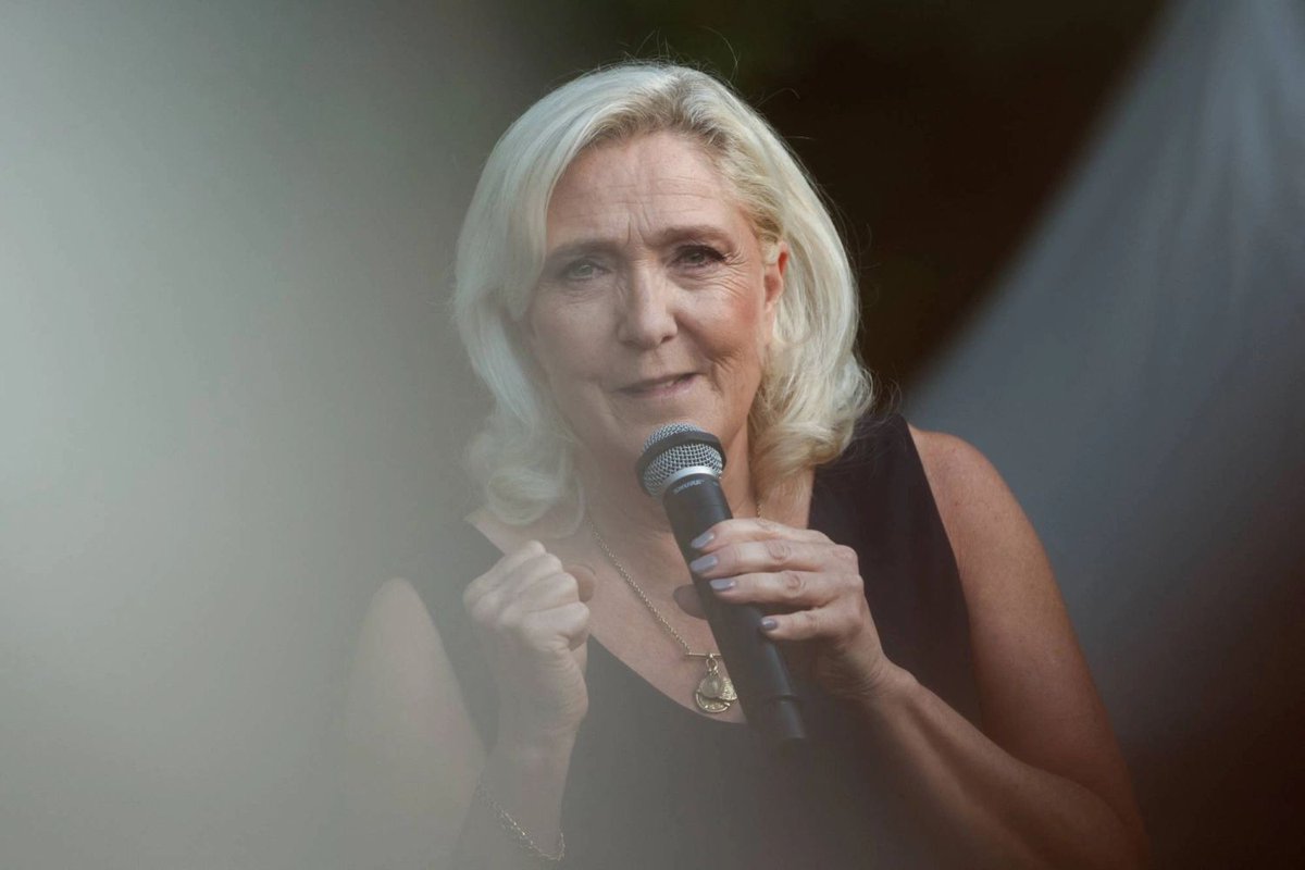 GenCar5's tweet photo. La decadenza dei regimi democratici. C’è una lunga lista di professioni che la pregiudicata Marine Le Pen non può esercitare per indegnità: tra queste l’insegnante, la gendarme, l’autista… e men che meno può gestire soldi altrui. Però, strana la vita, può candidarsi all’Eliseo. https://t.co/xqxw623ofY
