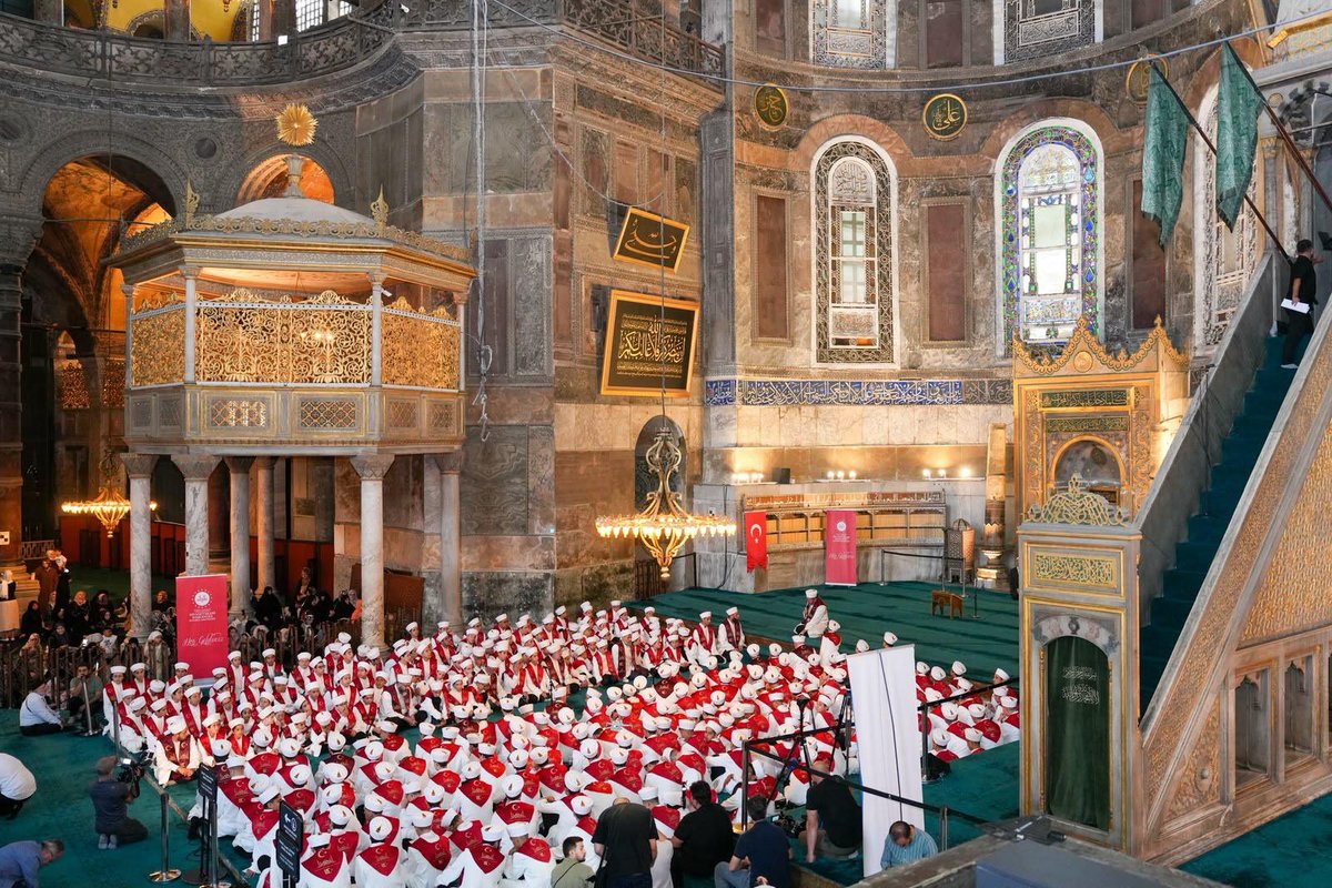 TC_istanbul's tweet photo. 15 Temmuz Şehitlerimizin Aziz Hatırasına 253 Hatim Programı 🤲🇹🇷

Diyanet İşleri Başkanlığı İstanbul İl Müftülüğü tarafından, 15 Temmuz şehitlerimizin aziz ruhlarına ithafen 253 Hatim Programı düzenlendi.

Programda, vatan uğruna canlarını feda eden tüm şehitlerimiz Kur’an-ı Kerim tilaveti ve dualarla yâd edildi.

@gul_davut

#15Temmuz🇹🇷
#ZaferBizim
#İradeBizimZaferBizim

📍Ayasofya-i Kebir Cami-i Şerifi