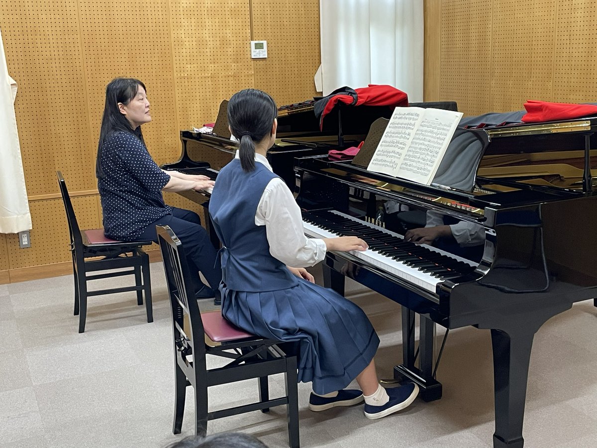 meion1965_info's tweet photo. 本日、奈良県立高円芸術高等学校 音楽科3年生を対象に、大学説明、演奏マナー講座、個別レッスンおよびアンサンブルレッスンを実施しました。

生徒の皆さんは真摯に演奏と向き合い、レッスン終了後も本学教員へ積極的にアドバイスを求めるなど、大変熱心に取り組んでくださいました。
充実した有意義な時間となったと思います。
今回のレッスンが、今後の皆さんの演奏活動の一助となれば幸いです。

奈良県立高円芸術高等学校の生徒の皆さん、先生方、ありがとうございました。

＃名古屋音楽大学　＃めいおん
＃出張レッスン