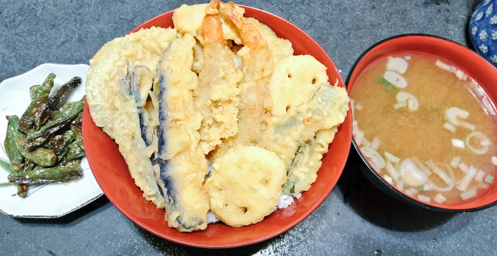urapontathan's tweet photo. 今日の晩御飯はぽんやの天丼(笑)
ししとうの醤油炒め付き。
スーパーの惣菜で簡単時短丼で旨し😋 https://t.co/HagTdboKPx