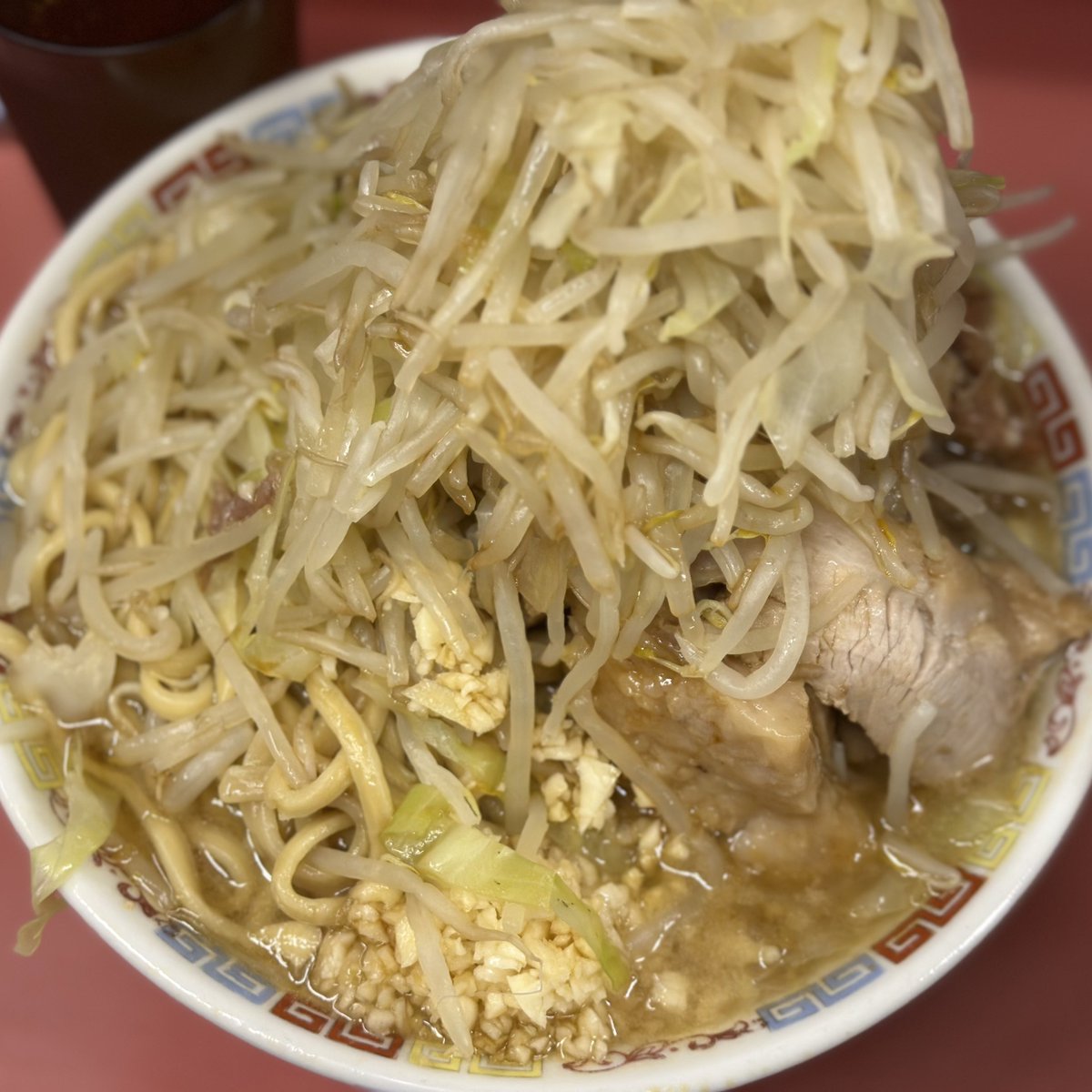 politic_patriot's tweet photo. 【本日の夕食】（ラーメン二郎 ひばりヶ丘駅前店）
大ラーメン豚入り（1,400円）。ニンニクヤサイアブラカラメ。平打ちの中太ストレート麺はモチッとしている。ブタは食べ応えがある。乳化スープは醤油が程良い。完飲。
満足度：★★★★★★★★★★ https://t.co/Pe5mq1knUE