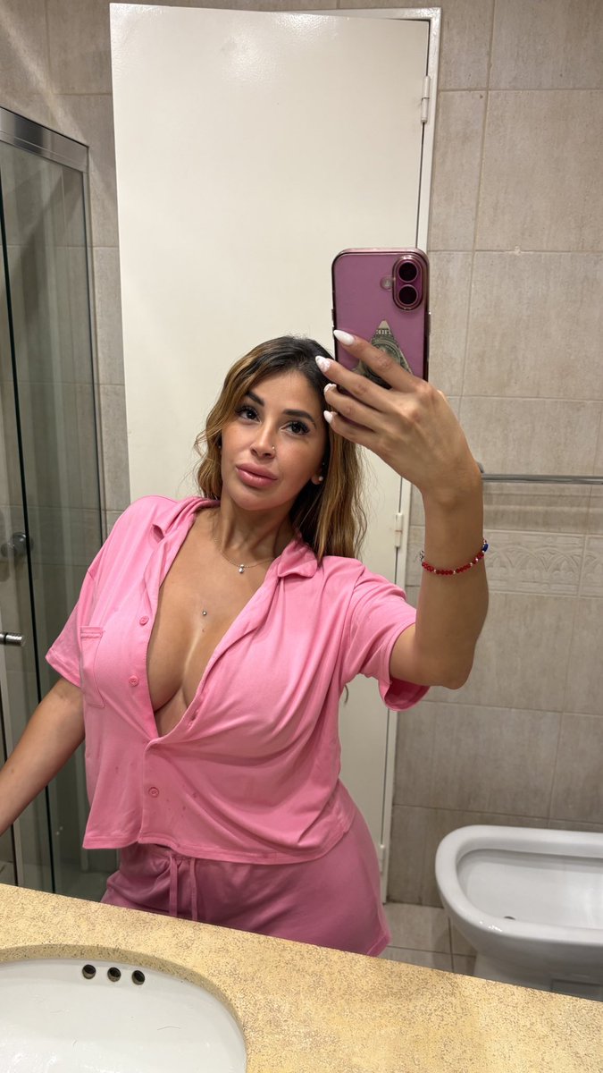 NicolleeAri's tweet photo. Μου πάει το ροζ; https://t.co/ObOG7lEpRd