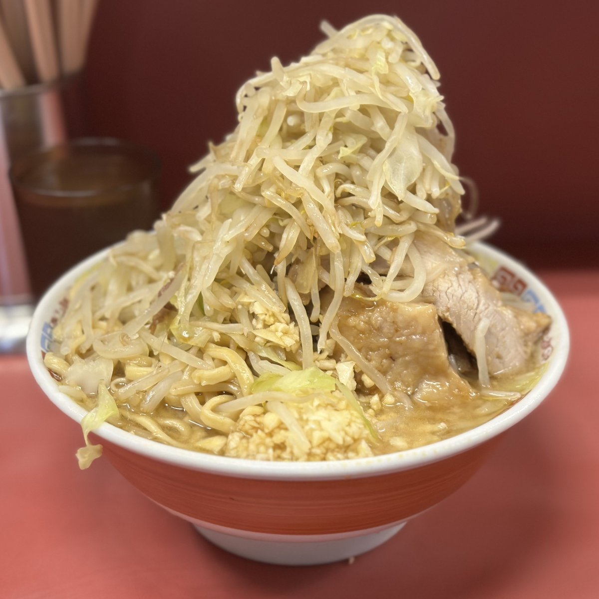 politic_patriot's tweet photo. 【本日の夕食】（ラーメン二郎 ひばりヶ丘駅前店）
大ラーメン豚入り（1,400円）。ニンニクヤサイアブラカラメ。平打ちの中太ストレート麺はモチッとしている。ブタは食べ応えがある。乳化スープは醤油が程良い。完飲。
満足度：★★★★★★★★★★ https://t.co/Pe5mq1knUE