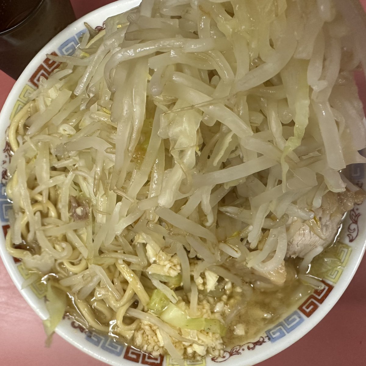 politic_patriot's tweet photo. 【本日の夕食】（ラーメン二郎 ひばりヶ丘駅前店）
大ラーメン豚入り（1,400円）。ニンニクヤサイアブラカラメ。平打ちの中太ストレート麺はモチッとしている。ブタは食べ応えがある。乳化スープは醤油が程良い。完飲。
満足度：★★★★★★★★★★ https://t.co/Pe5mq1knUE