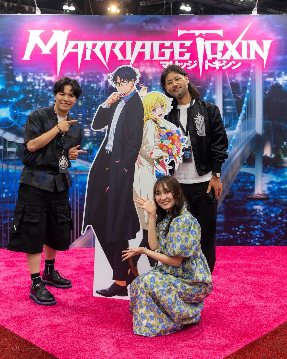 marritoxi_PR's tweet photo. ／
　TVアニメ『#マリッジトキシン』
　Anime Expo 2026
　オフィシャルレポートが到着！
　#AX2026
＼

ステージに石谷春貴さん、若山詩音さん、
堀 元宣 監督、制作陣が登壇し、
来場者から大歓声が沸き起こりました！

堀 元宣 監督から制作秘話が語られ、
「ハムたちが可愛すぎる！」と
お気に入りシーンの振り返ったり、
下呂役・石谷さんの熱い芝居を
大絶賛する一幕も✨

終盤には、若山さんから「城崎メイへの
たくさんの愛が本当に嬉しい」と
世界中のファンへ感謝が贈られ、
大盛況のまま幕を閉じました。

2027年1月より第2期放送決定！
ますます盛り上がりをみせる本作に
ぜひご期待ください！