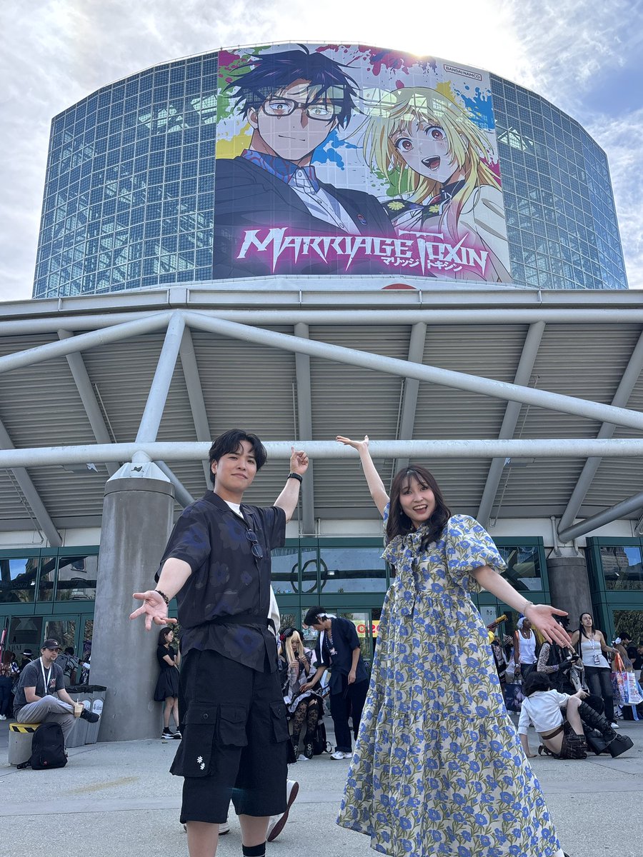 marritoxi_PR's tweet photo. ／
　TVアニメ『#マリッジトキシン』
　Anime Expo 2026
　オフィシャルレポートが到着！
　#AX2026
＼

ステージに石谷春貴さん、若山詩音さん、
堀 元宣 監督、制作陣が登壇し、
来場者から大歓声が沸き起こりました！

堀 元宣 監督から制作秘話が語られ、
「ハムたちが可愛すぎる！」と
お気に入りシーンの振り返ったり、
下呂役・石谷さんの熱い芝居を
大絶賛する一幕も✨

終盤には、若山さんから「城崎メイへの
たくさんの愛が本当に嬉しい」と
世界中のファンへ感謝が贈られ、
大盛況のまま幕を閉じました。

2027年1月より第2期放送決定！
ますます盛り上がりをみせる本作に
ぜひご期待ください！