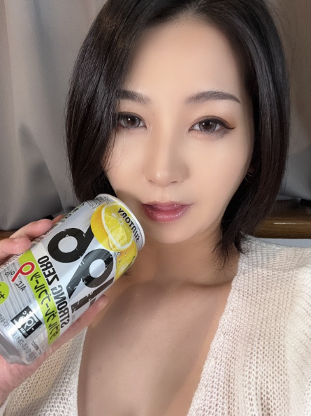 nousername286's tweet photo. 金曜日だし、今日はちょっと飲んじゃおうかな🍶   

お酒入るとすぐ変なこと考えちゃうから、止めてくれる人いる？ https://t.co/BzIbFv1h9A