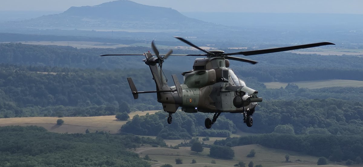 EMADmde's tweet photo. La unidad de helicópteros del contingente 'Fuerza Kuchyňa' ha desarrollado ejercicios aéreos con militares húngaros, italianos y croatas, integrados en el grupo de combate multinacional de la OTAN en Hungría.
Estos ejercicios permiten mejorar la interoperabilidad y fortalecer la capacidad de disuasión y defensa en el flanco oriental. 
#MOPS @EjercitoTierra