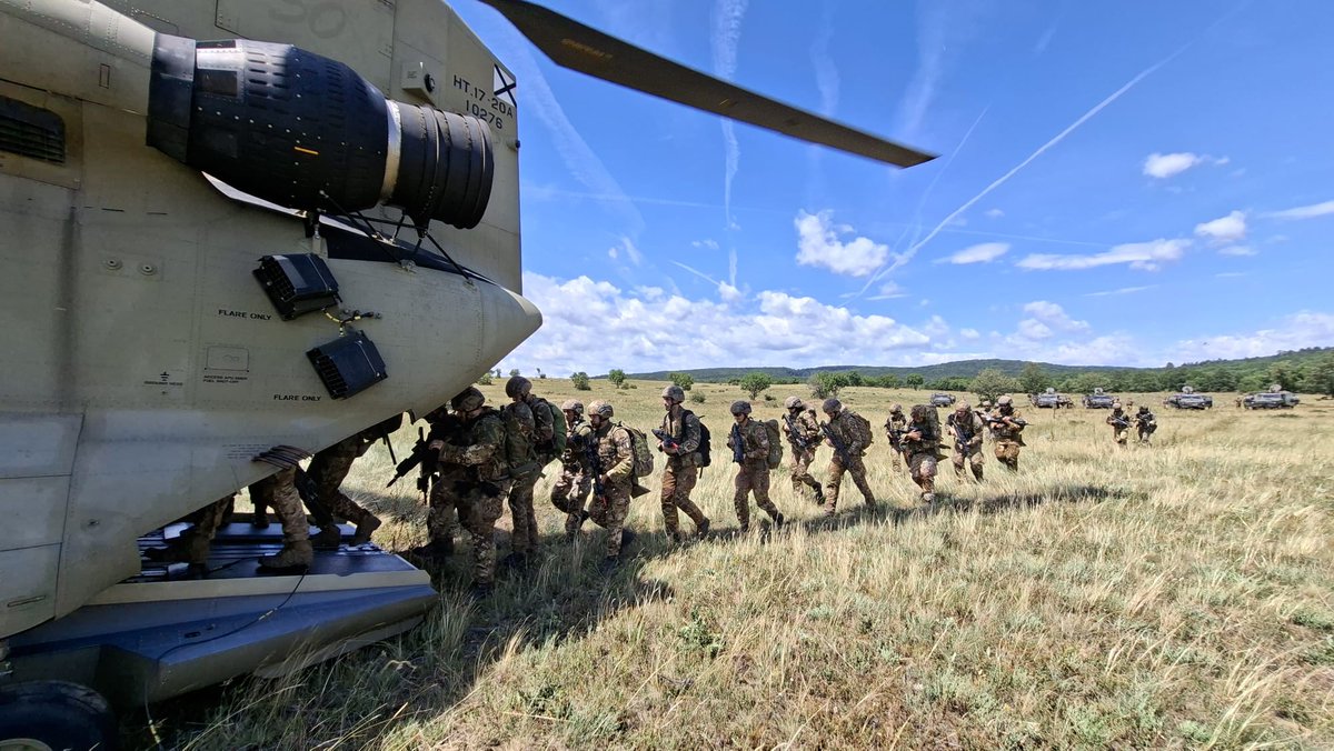 EMADmde's tweet photo. La unidad de helicópteros del contingente 'Fuerza Kuchyňa' ha desarrollado ejercicios aéreos con militares húngaros, italianos y croatas, integrados en el grupo de combate multinacional de la OTAN en Hungría.
Estos ejercicios permiten mejorar la interoperabilidad y fortalecer la capacidad de disuasión y defensa en el flanco oriental. 
#MOPS @EjercitoTierra