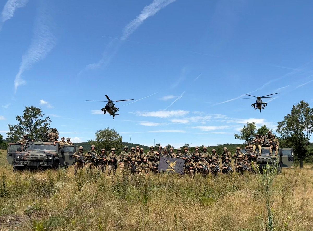 EMADmde's tweet photo. La unidad de helicópteros del contingente 'Fuerza Kuchyňa' ha desarrollado ejercicios aéreos con militares húngaros, italianos y croatas, integrados en el grupo de combate multinacional de la OTAN en Hungría.
Estos ejercicios permiten mejorar la interoperabilidad y fortalecer la capacidad de disuasión y defensa en el flanco oriental. 
#MOPS @EjercitoTierra
