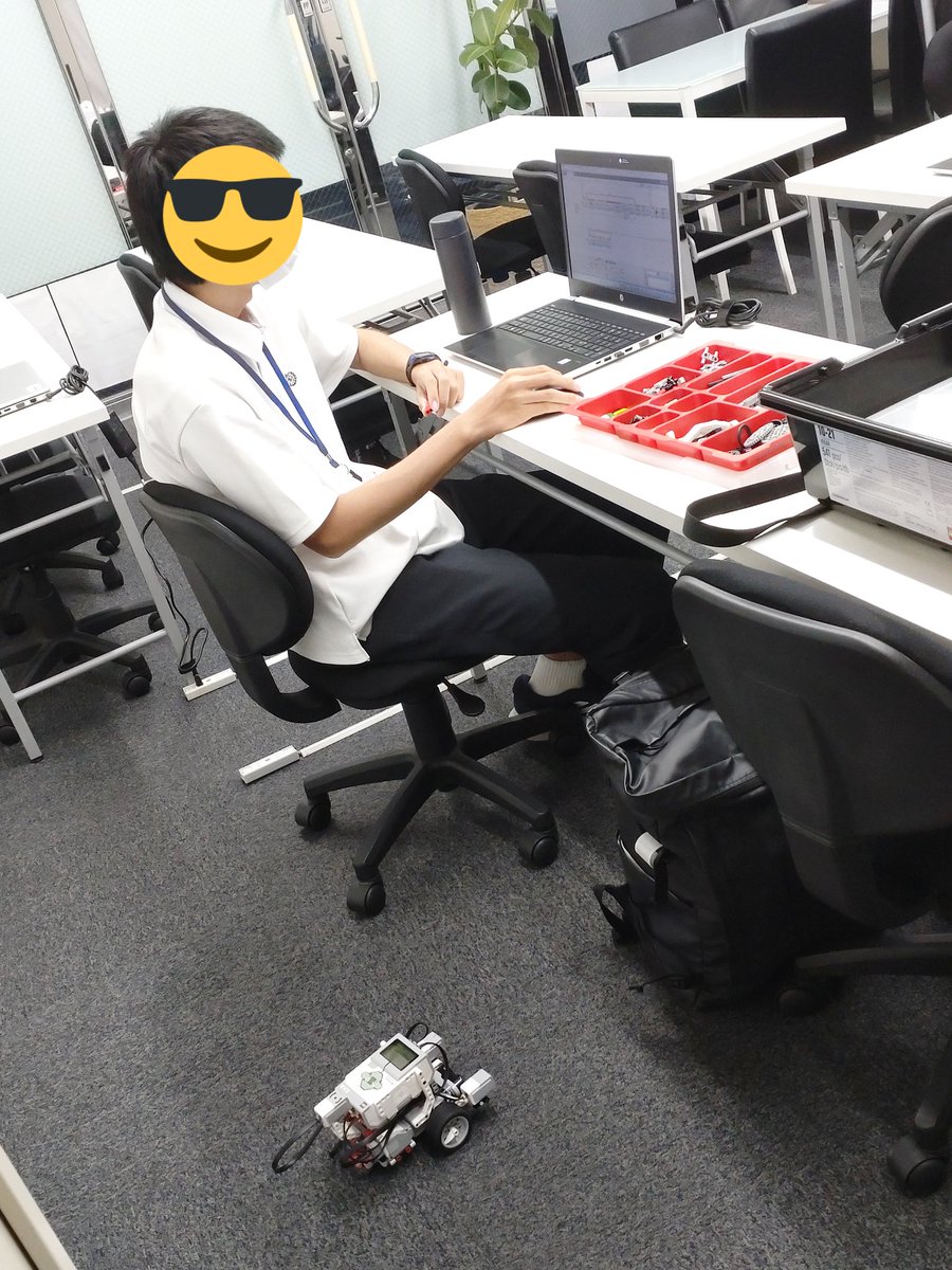 it_lecture's tweet photo. 今日は中高生でMindstormsEV3。
基本機能は大半が終わったので、アームを付けたりジャイロセンサーで回転角度を制御したり、思い通りの動きをさせるために工夫しています。

AB-Netキッズプログラミング講座 https://t.co/0J4I5fQLNn

#キッズ #子ども #愛媛 #松山 #プログラミング https://t.co/S4rJO3Okaq