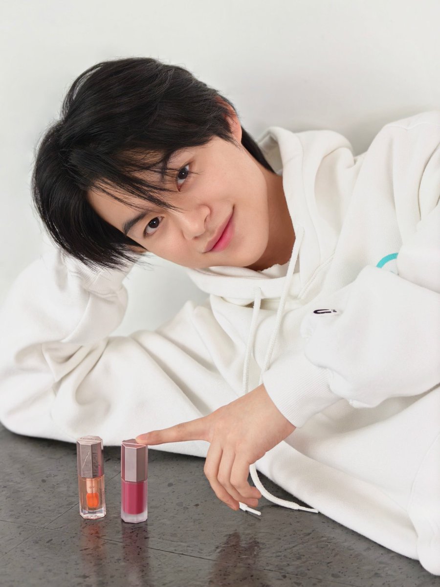kawfang2542's tweet photo. มาร์คคริสกับลิป Lancôme เข้ากันนที่สุดด สีสวยมากกก ต้องกดสีเพิ่มแล้ว 💄🫦

#MARCKRIS 
#LancomeXBUS https://t.co/SV7aMAsBJh