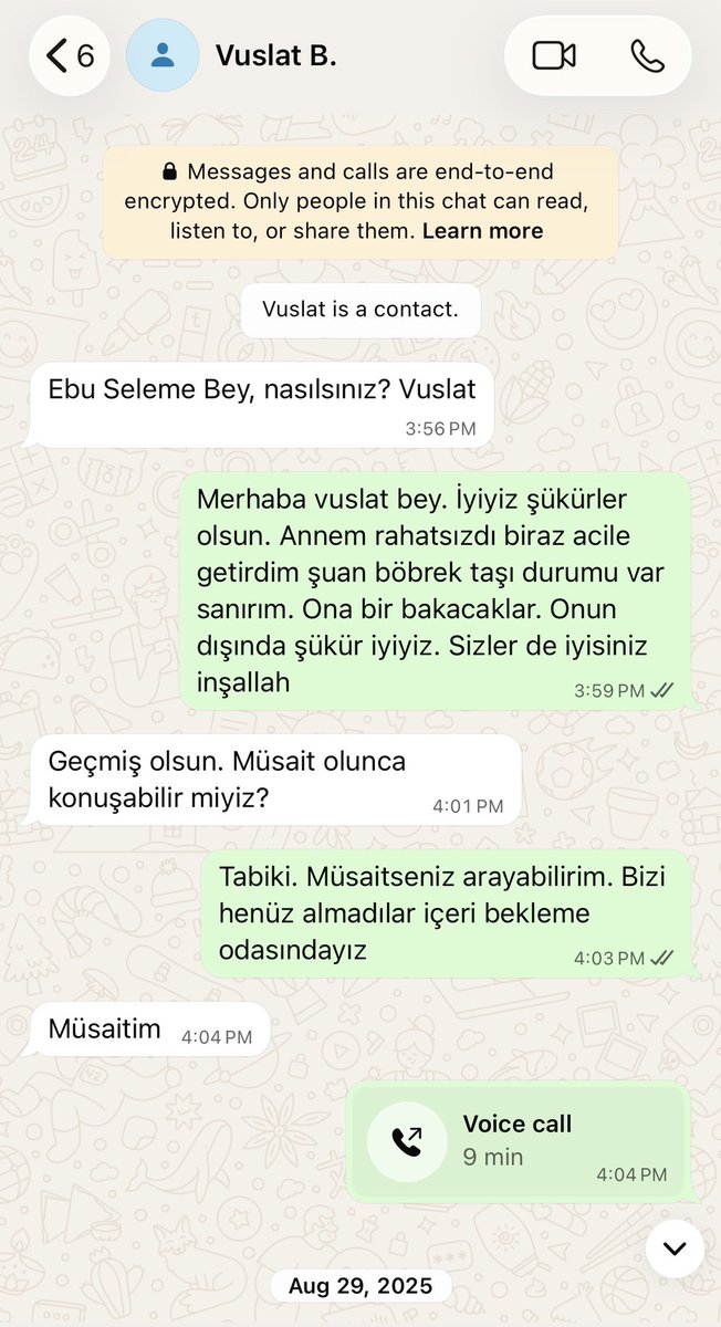 EbuselemeGulen's tweet photo. Freelance dünyasında "emeğin görünmezliği" ve kurumsal etik dışı uygulamalar üzerine çok acı bir tecrübe edindim. Şuanda çok şükür Amerikanın en köklü şirketlerinden birinde güzel bir işim var. Fakat zamanında benim gibi bir mağduriyet yaşamış insanların ortaya çıkıp haklarını savunması adına bir örnek olmalı.
İzninizle Detaylarını sizlerle paylaşmak istiyorum…

Yaklaşık bir sene önce Vuslat B.
nedenini ve amacını bilmediğim bir şekilde bana mesaj attı ve istersem birlikte çalışabileceğimizi söyledi. Mesajlaşmamızın bana ilk mesaj attığı kısmını ve sadece bir bölümünü sizlerle paylaşacağım.
1 sene önce iş aradığım ve zorluk çektiğim bir süreçti ve ve bu teklifin samimiyetine inanarak tüm iyi niyetimle sürece dahil oldum.

Önce şirket yetkililerinin talebiyle mevcut logo animasyonlarını güncelledim. İyi niyetimin bir göstergesi olarak, ilk projede herhangi bir ücret talep etmeden 4 çalışma gönderdim. Ancak 3 ay sonra bana geri dönüş yapıp, bu kez "yep yeni bir animasyon ve sekans" istediklerini belirttiler. Gece gündüz demeden, profesyonel bir titizlikle 10 farklı konsept tasarımı hazırladım ve fiyatını da yazıp gönderdim. Aylarca ses soluk çıkmadı, fiyat teklifime itiraz edilmedi.

5 ay süren sessizliğin ardından Kurumsal İletişim Müdürü Siphiwe T., emeğimin piyasa değerinin 150-300 dolar olduğunu iddia edip, Amerika şartlarında 3.000 dolarlık profesyonel teklifimi "olağanüstü yüksek" diyerek reddetti. Şirket, resmi bir satın alma onayı olmadığını öne sürerek aylar süren emeğimi "talep edilmemiş iş" olarak yaftalayıp konuyu kapattığını bildirdi. İddialarımın reddedilmesi durumunda tüm mailleşme sürecini de paylaşacağım.

Hukuki süreçlerin uluslararası mesafeler yüzünden zor olduğunu bilerek kendinizi güvende hissedip bu kibri sergiliyorsunuz; ancak şunu unutmayın: Emek hırsızlığıyla inşa ettiğiniz bu "başarı" sizin karakterinizin aynasıdır. Dünyevi hırslarınız, benim hak davama  asla denk olamaz.