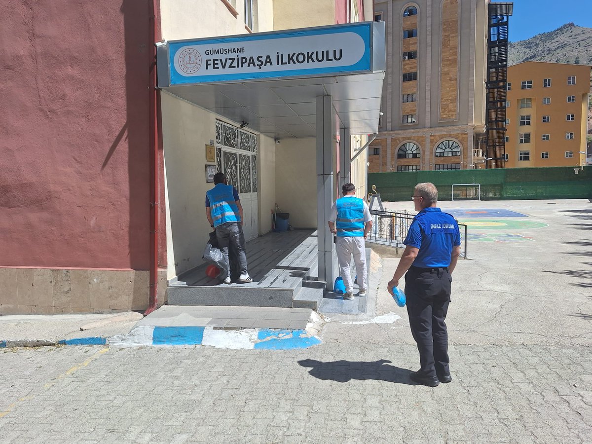 GumushaneDs's tweet photo. Okul çalışmalarımız devam ediyor... Denetim büromuz personeli eşliğinde kamuya yararlı bir işte ücretsiz çalıştırma yükümlülüğü bulunan yükümlülerimiz ile birlikte öğrencilerin olmadığı yaz tatili döneminde Gümüşhane ilimizde bulunan Fevzipaşa İlkokulu'nda temizlik işlemleri + https://t.co/9CNQa25b5I