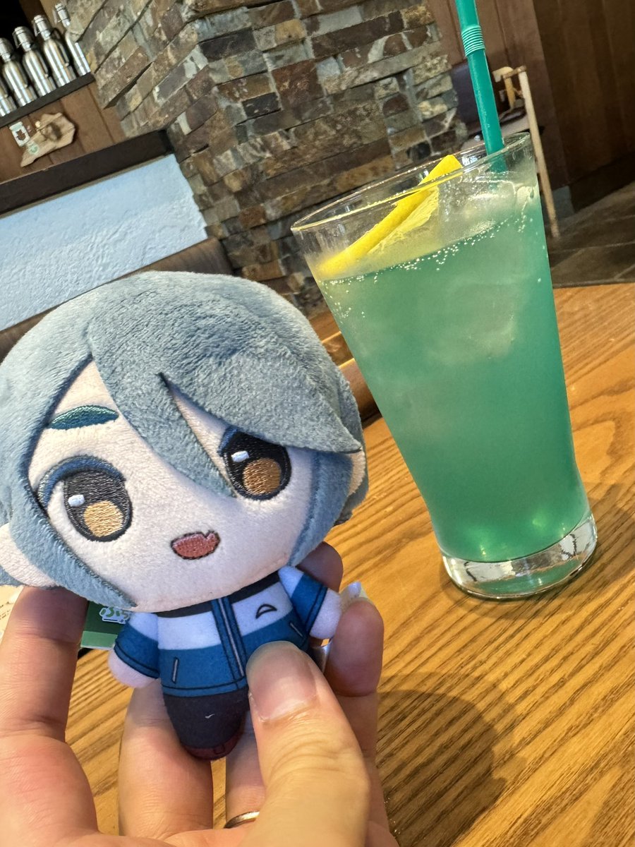tsts_rc's tweet photo. そして清里テラスの後はアニメ通り萌木の村ROCKさんへ！
スタンプラリーで霧山をゲット！

期間限定の八ヶ岳サイダーはまるでカコさんコラボドリンク(？)
久々に食べたカレーはやっぱ量多かったけど美味しかったよー🍛

#mono
#TVアニメmono聖地巡礼スタンプラリー https://t.co/E0tCjItCJu