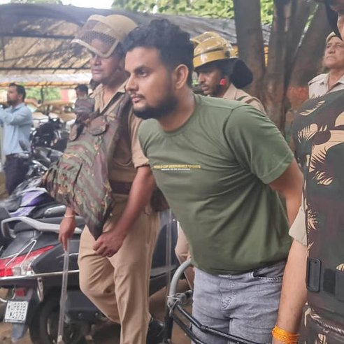 ranvijaylive's tweet photo. इस हैवान को फांसी की सजा म‍िली है 👇

इसका नाम ज‍ितेंद्र पाठक है. इसने 30 मई को एक डेढ़ साल के बच्‍चे को जमीन पर 8 ब���र पटका, और उसकी हत्‍या कर दी.

ज‍ितेंद्र बच्‍चे की मां से एकतरफा प्‍यार करता था. जब बच्‍चे की मां ने ज‍ितेंद्र का प्रपोजल ठुकरा द‍िया तो उसने ये जुर्म क‍िया.

मात्र 40 द‍िन में ये फैसला आया है. वकील ने बताया क‍ि जब कोर्ट में इसके सामने वो खतरनाक वीड‍ियो चलाया गया, तो उसे देखकर ये खुद को थप्‍पड़ मारने लगा.

इस सजा पर तुरंत अमल होना चाह‍िए. इसे हाई कोर्ट और सुप्रीम कोर्ट में न जाने ��‍िया जाए. ये जीने के लायक नहीं है.

📍फ‍िरोजाबाद, यूपी