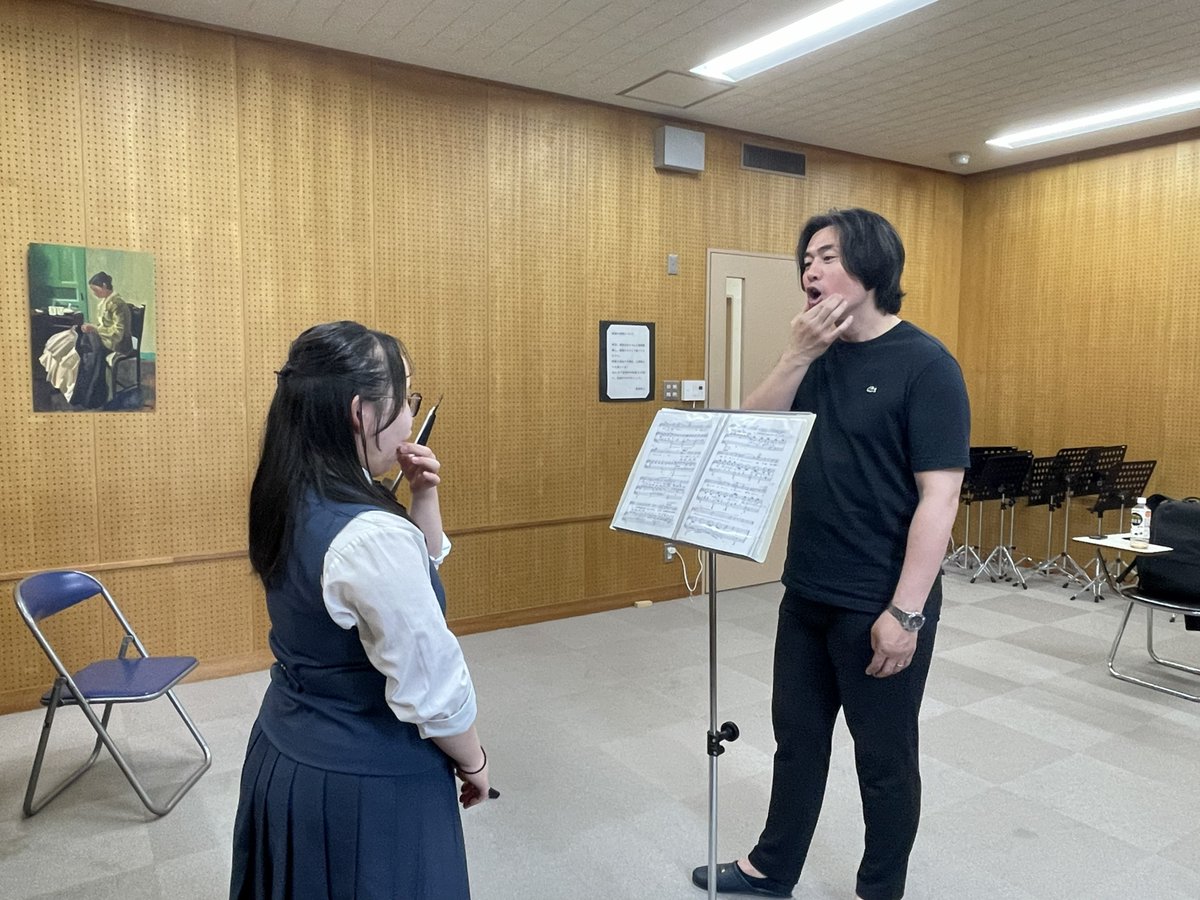 meion1965_info's tweet photo. 本日、奈良県立高円芸術高等学校 音楽科3年生を対象に、大学説明、演奏マナー講座、個別レッスンおよびアンサンブルレッスンを実施しました。

生徒の皆さんは真摯に演奏と向き合い、レッスン終了後も本学教員へ積極的にアドバイスを求めるなど、大変熱心に取り組んでくださいました。
充実した有意義な時間となったと思います。
今回のレッスンが、今後の皆さんの演奏活動の一助となれば幸いです。

奈良県立高円芸術高等学校の生徒の皆さん、先生方、ありがとうございました。

＃名古屋音楽大学　＃めいおん
＃出張レッスン