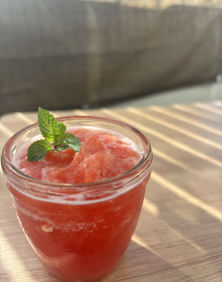 mint55367161's tweet photo. 今日暑かった🥵🚲

スイカスムージー作ったらうますぎた🍉
これからの夏の移動が恐怖や🫠🫠🫠 https://t.co/ktvvnDgwIq
