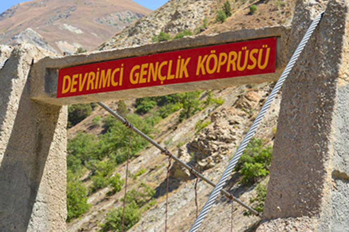 tolaaxweerake's tweet photo. “ Boğaz’a değil Zap’a uzanan gençlik ” https://t.co/N4gU2hzWmG