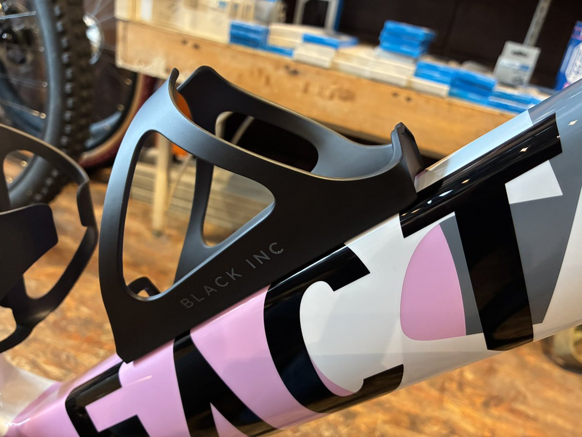 アカネさん専用 フレーム形状に合わせた専用のボトルケージが付属しているので取り付け。