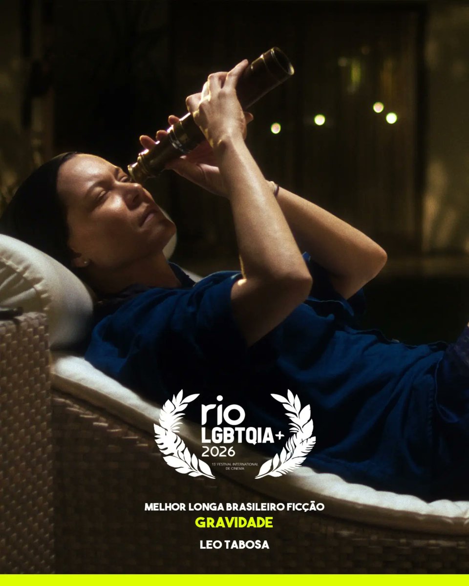 oxentepipoca's tweet photo. O drama familiar pernambucano GRAVIDADE, estrelado por Hermila Guedes, Marcélia Cartaxo e Helena Ignez, venceu como Melhor Longa Brasileiro de Ficção do Rio LGBTQIA+ 2026 – 15° Festival Internacional de Cinema.

Ambientada às vésperas do fim do mundo, o filme de Leo Tabosa se passa durante uma tempestade solar que ameaça colapsar a gravidade da Terra. 🇧🇷