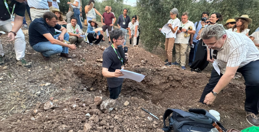ujaen's tweet photo. 🌱 La UJA clausura el encuentro internacional del proyecto europeo #LivingSoiLL tras reunir a más de 100 investigadores de 49 entidades europeas para avanzar en soluciones que mejoren la salud de los suelos agrícolas y la sostenibilidad del olivar. 🌍🚜 https://t.co/QmBHlGw2up