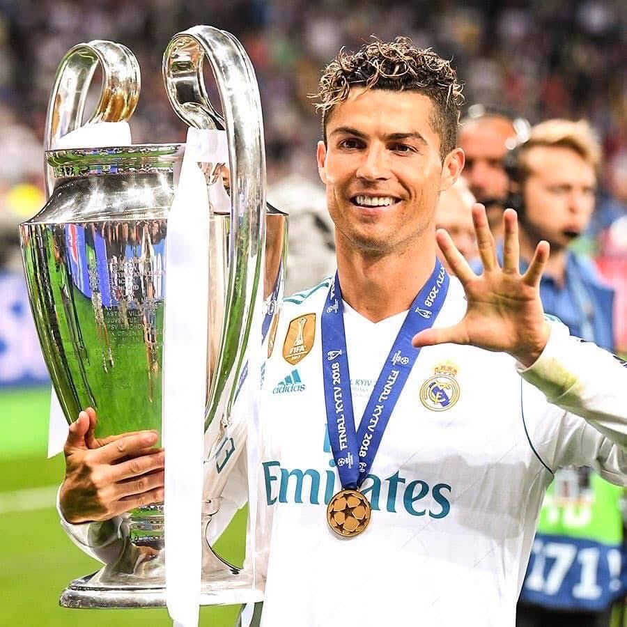 ActuCR7_'s tweet photo. 🚨 Selon un sondage réalisé en 2023 auprès d’anciens joueurs professionnels, 𝟲𝟲 % estiment que Cristiano Ronaldo 🇵🇹 a connu une 𝗠𝗘𝗜𝗟𝗟𝗘𝗨𝗥𝗘 𝗖𝗔𝗥𝗥𝗜𝗘̀𝗥𝗘 que Lionel Messi 🇦🇷, contre 34 % pour l’Argentin. 😌🐐

🗞️ @sportbible https://t.co/rJAZZVDa0A