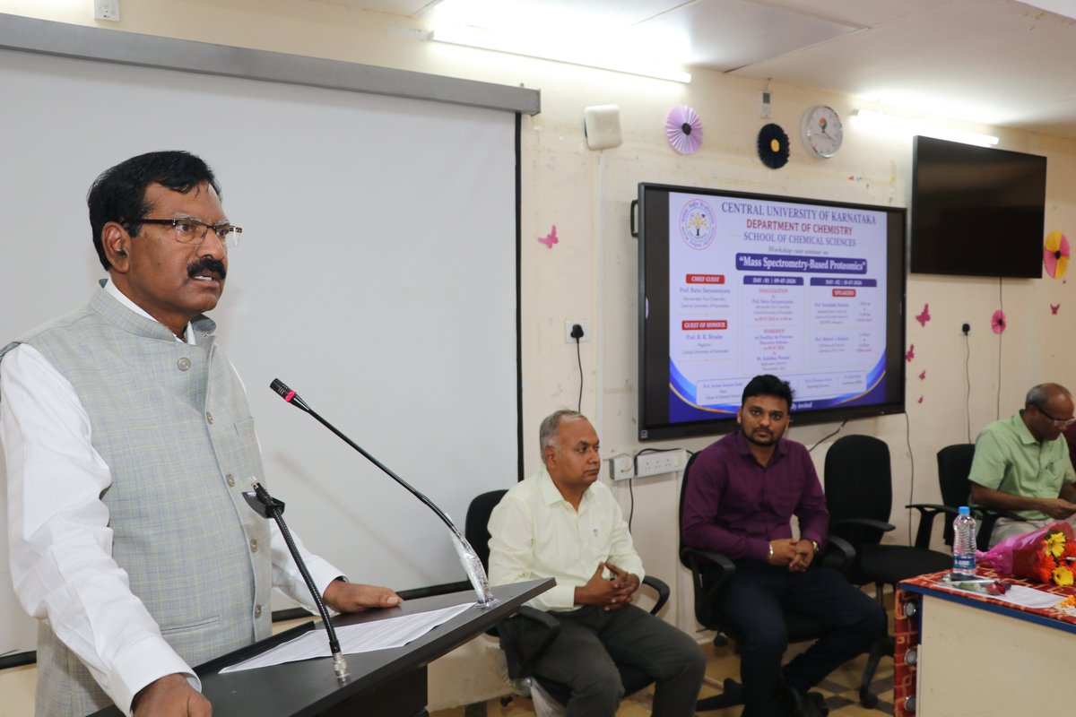 CuKarnataka's tweet photo. The valedictory programme of the two-day workshop organized by the Department of Chemistry was held today. 

Registrar Prof. R. R. Biradar attended the programme as the Chief Guest &amp; distributed certificates to the participants. Faculty members were also present on the occasion. https://t.co/LmrP9f5vQG