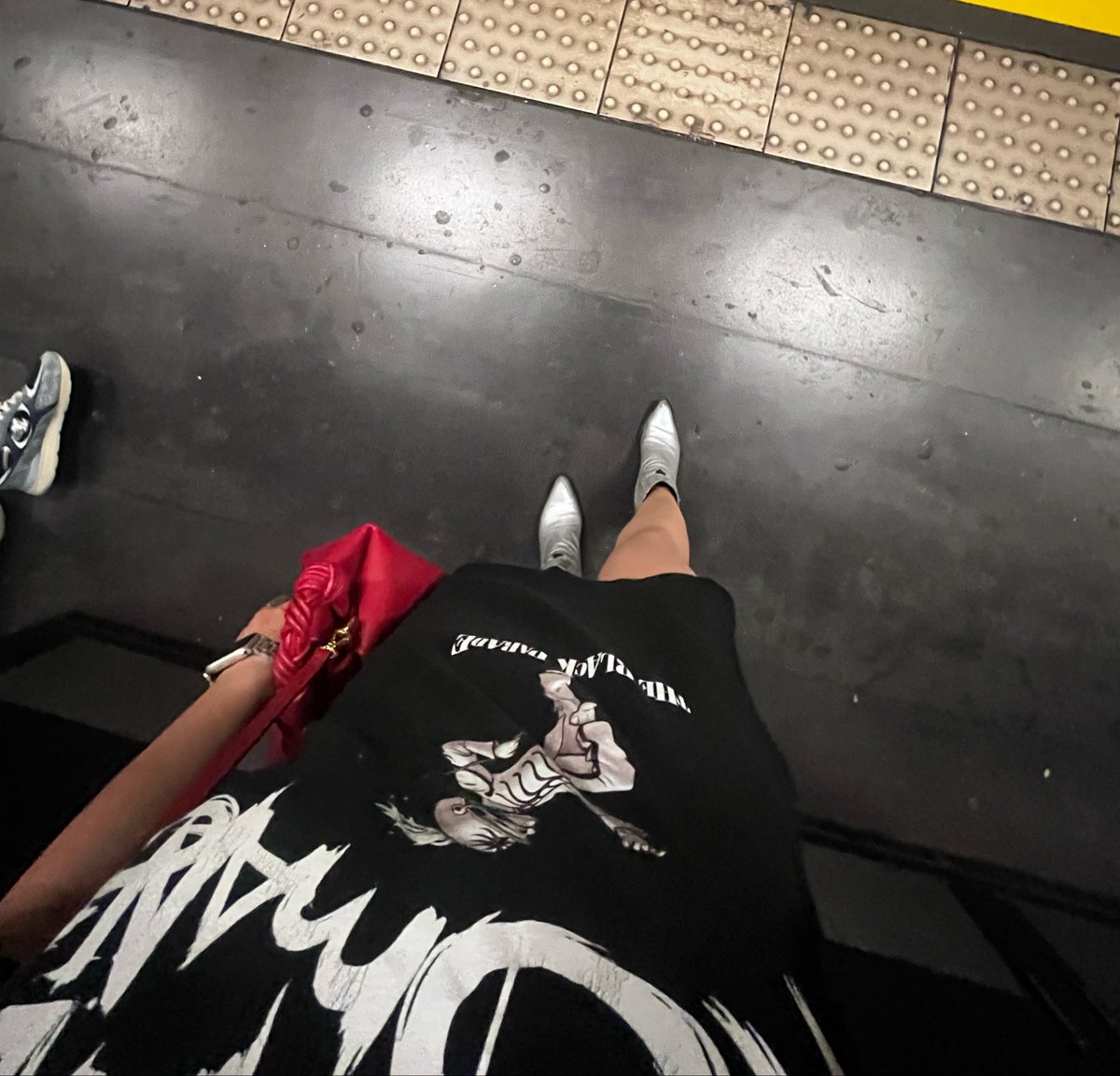 _maytesofia's tweet photo. la mayh de 13 años que fue a comprar “the black parade” a mixup todavía no me cree que fui a verlos en vivo en wembley usando unas botas plateadas muy cool 🥰 @MCRofficial https://t.co/5hYiZkSXjs