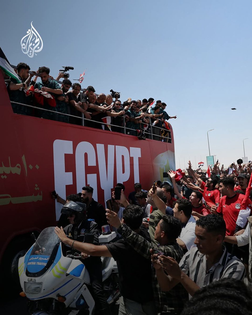 derradjihafid's tweet photo. الاستقبال الجماهيري الأسطوري الذي حظي به "الفراعنة" اليوم لم يكن احتفالا بكأس أو ميدالية، بل كان تقديرا لمنتخب قاتل بشرف، وقدم بطولة كبيرة، وأعاد للجماهير المصرية الإيمان بقدرة منتخبها على منافسة كبار العالم.
هذه المشاهد تؤكد أن الجماهير لا تصفق للنتائج فقط، بل تصفق أيضا للروح، والعطاء، والرجولة، والقتال حتى آخر دقيقة.
تحية للشعب المصري الوفي، وهاردلك للمنتخب الذي غادر المونديال مرفوع الرأس، بعدما ترك بصمة ستبقى في ذاكرة كأس العالم 2026. 🇪🇬👏