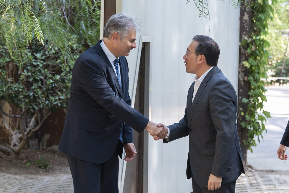 UfMSecretariat's tweet photo. Spanish Foreign Minister @jmalbares met today with UfM Acting Secretary General Fadi Hajali in Barcelona. Spain has hosted the UfM Secretariat since its creation and remains a central partner in Euro-Mediterranean cooperation. https://t.co/NokMlUXlvQ