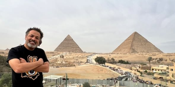 waelabbas's tweet photo. وائل عباس يكتب: المفتش ميرير يكشف سر الحضارة المفقودة
نشر بتاريخ 7 يناير 2025

ده مش عنوان إحدى قصص تان تان اللي كنت مولع بيها وانا صغير، هذا الصحفي الشاب ذو قصة الشعر المميزة وكلبه ميلو وصديقه الكابتن هادوك، وربما تكون السبب في حبي للصحافة – قبل أن اكتشف إنها قصص تمجد استعمار دول العالم النامي والعنصرية وتحارب العدالة الإجتماعية – لكن أوعدكم إن اللي ها تقروه لن يقل إثارة عن قصص المغامرات تلك، وبالمرة سيكون صفعة لمزوري التاريخ ولصوص الحضارات من مختلف المشارب.

تجار الآثار موجودين من قديم الأزل، حتى من عصر الفراعنة نفسهم، ومن هنا تفنن الفراعنة في إخفاء مقابرهم ووضع الفخاخ والشراك للصوص، زاد عليهم لصوص الحضارات ودول مش بيسرقوا دهب وتماثيل زي الأولانيين، لكن بيسرقوا تراثك وتاريخك وإنت قاعد، ودول منهم الأفروسنتريك اللي بينسبوا حضارة المصريين القدماء لشعوب ما تحت الصحراء الكبرى، أو اليهود اللي بيزعموا انهم اللي بنوا الاهرامات بالسخرة وهم عبيد عند المصريين، زاد عليهم فئة ثالثة ودي فئة لا بتفيد ولا بتخلى من التفاهة، فئة بتشكك في إن المصريين هم اللي بنوا الاثار الشامخة وبترجح عليهم حضارات اخرى مجهولة أقدم أو ربما كائنات فضائية، ومنهم للأسف محسوبين علينا مصريين، لكنهم في الحقيقة مجرد ببغاوات بتاخد كوبي بيست من كلام جراهام هانكوك وبينسبوه لنفسهم من اجل الترافيك والشهرة والعائد المالي.

وهنا ييجي دور المفتش ميرير، وهو ليس مفتش شرطة من روايات تان تان زي ما قلت، لكنه مفتش عمال من عصر قدماء المصريين، وتحديدا من عصر الملك خوفو – وبالمصرية القديمة مفتش تقال سيهيدج – لكن على الرغم من بعده الزماني عنا الا انه اجدع من المفتش كولومبو في كشف المدعين ومزوري التاريخ.

لم يقتنع مزوري التاريخ باكتشاف قرى العمال بناة الاهرامات في الجيزة، والكشف عن نظام الحياة والعمل والأجور والعلاج لديهم، بل ووجود نقوش على ظهر بعض أحجار الأهرامات بأسماء فرق العمال المتنافسة في بناء الهرم، مثل فريق اصدقاء الملك خوفو، بل ووجود خرطوش باسم الملك خوفو في حجرة فوق حجرة الدفن (حاول باحثين من جامعة دريسدن الالمانية سرقته في 2013)، بل لم يقتنعو بالنقوش المصرية داخل هرم أوناس، ويبدو ان هناك من العاملين والموظفين بمجال الاثار والسياحة مستفيدون من هذا الامر، فهم يرون ان اضافة هذه الخرافات المشوقة يجلب مزيد من السياح وبالتالي مزيد من الدولارات، اما الحقيقة فلا بواكي لها.

اثناء قيام بعثة مشتركة من السوربون وجامعة اسيوط والمعهد الفرنسي بحفائر في منطقة وادي الجرف (بين الزعفرانة وراس غارب) في سنة 2013 للتنقيب عن اقدم رصيف ميناء مصري (وربما في العالم)، كان يستخدم في عهد الاسرة الرابعة لجلب النحاس والفيروز من سيناء عبر خليج السويس، وربما يكون قد انشيء في عهد سنفرو، عثروا ايضا على مجموعة كهوف من صنع بشري استخدمت كمخازن معدات للسفن ولحفظ السفن المفككة لحين استخدامها مرة أخرى، احتوت الكهوف على عدد من لفائف البردي، منها لفائف تخص المفتش ميرير أحد مشرفي العمال في مشروع ضخم يسمى إيخيت خوفو او أفق خوفو (كلنا نتذكر مدينة أخيتاتون او افق آتون التي انشأها اخناتون) وكان هذا هو الإسم الأصلى لهرم خوفو ومجموعته، واللفائف عبارة عن يوميات العمل في بناء الهرم.

العالم الفرنسي بيير تاليه من جامعة السوربون ترجم البرديات وتم نشرها في عام 2016، تحديدا بردية Jarf A&B والتي تعد حاليا اقدم بردية معروفة، وهي أحسنهم حالة وهي مكونة من 30 لفيفة، لتحكي لنا كيف تم تقسيم العمال وعددهم كبير يصل الى 20 الفا الى فرق، كل فريق يتكون من 160 عامل، ثم ينقسم كل فريق الى 4 مجموعات من 40 رجل لكل مجموعة، ومنهم مجموعة المفتش ميرير، حيث كان يؤتى بالاحجار من منطقة طرة ثم تحمل على المراكب لتعبر النهر الى منطقة المشروع في يومين وتعود في يوم واحد بدون حمولة، تتضمن البرديات أيضا حركة نقل الغذاء للعمال من خبز ولحم وبيرة وحبوب سواء في ارض المشروع أخيت خوفو او محاجر طرة او المقر الاداري را شي خوفو. الفريق اللي بنتكلم عنه في هذه البردية اسمه “ثعبان كوبرا الملك خوفو في مقدمة المركب”، وهي تشير الى ان مقدمة مراكبهم ربما كان عليها تمثال للكوبرا الموجودة في تاج الملك كرمز للسيطرة.

يقول بيير تاليه الذي كان هدفه بالأساس مسح ساحل البحر الاحمر منذ سنة 2001 بحثا عن موانيء مصر القديمة للتجارة مع سيناء وأفريقيا، انهم كانوا محظوظين للعثور على تلك البرديات التي لم تكن لتعيش في منطقة الجيزة ولا في منطقة ممفيس حيث كان الارشيف الاداري الذي لم يتبقى منه اي شيء، بسبب طبيعة الجو في المنطقة، وحتى في منطقة البحر الأحمر فقد غرقت هذه الكهوف وتحللت كثير من البرديات في قاع الكهف اما هذه البرديات فنجت لانها طفت الى مكان عالي.

البرديات مكتوبة بالهيراطيقية، ولها اسم تاني وهو مدونات ميرير (بتفرحني كلمة مدونات دي)، وتعود للسنة 26 من حكم الملك خوفو او من 4500 سنة تقريبا، واطلق عليها العالم الامريكي مارك لينر مخطوطات البحر الأحمر تأثرا بمخطوطات البحر الميت، وتعد ربما اهم اكتشاف علمي أثري في القرن 21، وتعود اهميتها الى انها اول شهادة عيان لأشخاص حضروا بناء الأهرامات وليس مؤرخين كتبوا عنها بعد البناء بسنوات طويلة.

والمفتش ميرير كان يعمل لدى الأمير عنخ حاف وهو امير من الاسرة الرابعة ومدير المشروع وهو برتبة وزير، وعنخ حاف هو أيضا الاخ غير الشقيق للملك خوفو وابن الملك سنفرو صاحب الاهرامات الشهيرة في دهشور والفيوم واول ملك يتوصل لبناء الهرم المثالي، والبرديات المكتشفة تغطي فترة عمل عدة أشهر من يوليو الى نوفمبر بمعدل رحلتين او ثلاثة في الاسبوع، تنقل حوالي 200 حجر في الشهر.

ترجح النظريات استخدام فرع للنهر مندثر يسمى نهر خوفو لنقل الاحجار من طرة، حيث يقدر انه نقل عن طريقة حوالي 2 مليون حجر استخدمت في البناء. كما تذكر البرديات رحلات الى هليوبوليس لاحضار الأغذية للعمال باستخدام القوارب ايضا.

ممكن حد يسألني ليه وجدت تلك البرديات في منطقة البحر الأحمر على بعد 130 كم من الأهرامات، استنتاجي ان المفتش ميرير بعد نهاية عمله بالهرم ربما كان مسئولا عن فريق من عمال النقل او التنقيب عن النحاس في سيناء، الذي كان ضروريا لصنع ادوات النحت، خصوصا وان مشروع كبير مثل الاهرامات سيزيد الطلب على تلك الادوات، وانه كان مسئولا ربما عن توصيل الطعام للعمال ونقل خام النحاس الى المسابك المصرية لتصنيعه، تماما كما كان مسئولا عن نقل الاحجار من طرة الى موقع بناء الهرم.

وفي ما يلي مختارات مما دونه المفتش ميرير في مدونته

قمت بترجمته من الإنجليزية:

اليوم 3: الابحار من القصر الملكي اعلى النهر الى طرة والبيات هناك

اليوم 4: الابحار من طرة اسفل النهر في الصباح الى اخيت خوفو والبيات هناك

اليوم 6: الابحار من اخيت خوفو الى طرة

اليوم 11: المفتش ميرير يقضي اليوم مع فريقه ويقوم باعمال تخص المجرى المائي في رو شي خوفو

اليوم 17: رفع اكوام مخلفات الحفر في المجرى المائي

اليوم 25: المفتش ميرير يقضي اليوم مع فريقه في تحميل الصخور من طرة الجنوبية ويقضي الليلة هناك

اليوم 26: المفتش ميرير يبحر من طرة الجنوبية مع فريقه محملا بالاحجار صوب اخيت خوفو ويقضي الليلة في شي خوفو

اليوم 27: يبحر من شي خوفو نحو اخيت خوفو محملا بالاحجار ويبيت في اخيت خوفو

اليوم 28: يبحر من اخيت خوفو اعلى النهر نحو طرة الجنوبية

اليوم 29: المفتش ميرير يقضي اليوم مع فريقه في تحميل الاحجار من طرة الجنوبية ويبيت هناك

اليوم 1: مدير إيدجير يبحر من هليوبوليس محملا بالاغذية لنا بينما العمال في طرة

اليوم 2: المفتش ميرير يقضي اليوم مع فريقه في تحميل الاحجار من طرة الشمالية

اليوم 4: مدير إيدجير يعود من هليوبوليس محملا ب40 شوال من … وعدد ضخم من الخبز بينما يقوم العمال بتحميل الصخور من طرة

اليوم 23: المدير حيسي يقضي اليوم مع طاقمه البحري في رو شي خوفو لانه تم اتخاذ امر بالابحار ويقضي الليلة هناك

اليوم 24: المفتش ميرير يقضي اليوم مع فريقه في تحميل الصخور مع المسجلين في سجل الصفوة وفريق النبيل عنخ حاف مدير رو شي خوفو

اهمية تلك البردية ليس فقط ضحد المزاعم الموتورة حول بناء الأهرامات، وتوثيق تكنولوجيا البناء بدلا من الاعتماد على الاستنتاجات والاستنباطات الظرفية، بل هي ايضا بمثابة تسليط ضوء على الحياة اليومية للعمال في مصر القديمة واحتفالاتهم الدينية والبعد البشري لانجازات مصر القديمة، الى جانب الكشف عن مهارة المصري القديم ايضا في البيروقراطية وادارة الموارد واللوجسيتيات والادارة عموما.