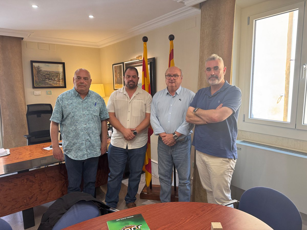 jucilnacional's tweet photo. 🏛️ Ángel Lezcano, secretario general de #JUCIL, e Iván Grañeras, secretario provincial en #Tarragona, se reúnen con el alcalde de @AjTorroella, Jordi Colomí Masanas.

✅ Moción en el Pleno para que el GEAS permanezca en L’Estartit.

📍 Ubicación estratégica que permite intervenir de manera más rápida.

✅ Desmantelamiento de la Guardia Civil en Cataluña: SEPRONA, Intervención de Armas, Fiscal y Fronteras..

📍 Repercusión negativa en la seguridad de los ciudadanos y en la protección del territorio.

Desde JUCIL queremos agradecer al Sr. Alcalde la sensibilidad, la predisposición y el apoyo mostrado.

#NoAlDesmantelamientoDeLaGC
#ZonaEspecialSingularidad YA