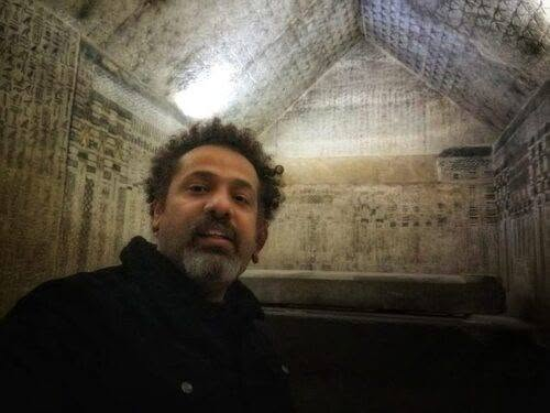 waelabbas's tweet photo. وائل عباس يكتب: المفتش ميرير يكشف سر الحضارة المفقودة
نشر بتاريخ 7 يناير 2025

ده مش عنوان إحدى قصص تان تان اللي كنت مولع بيها وانا صغير، هذا الصحفي الشاب ذو قصة الشعر المميزة وكلبه ميلو وصديقه الكابتن هادوك، وربما تكون السبب في حبي للصحافة – قبل أن اكتشف إنها قصص تمجد استعمار دول العالم النامي والعنصرية وتحارب العدالة الإجتماعية – لكن أوعدكم إن اللي ها تقروه لن يقل إثارة عن قصص المغامرات تلك، وبالمرة سيكون صفعة لمزوري التاريخ ولصوص الحضارات من مختلف المشارب.

تجار الآثار موجودين من قديم الأزل، حتى من عصر الفراعنة نفسهم، ومن هنا تفنن الفراعنة في إخفاء مقابرهم ووضع الفخاخ والشراك للصوص، زاد عليهم لصوص الحضارات ودول مش بيسرقوا دهب وتماثيل زي الأولانيين، لكن بيسرقوا تراثك وتاريخك وإنت قاعد، ودول منهم الأفروسنتريك اللي بينسبوا حضارة المصريين القدماء لشعوب ما تحت الصحراء الكبرى، أو اليهود اللي بيزعموا انهم اللي بنوا الاهرامات بالسخرة وهم عبيد عند المصريين، زاد عليهم فئة ثالثة ودي فئة لا بتفيد ولا بتخلى من التفاهة، فئة بتشكك في إن المصريين هم اللي بنوا الاثار الشامخة وبترجح عليهم حضارات اخرى مجهولة أقدم أو ربما كائنات فضائية، ومنهم للأسف محسوبين علينا مصريين، لكنهم في الحقيقة مجرد ببغاوات بتاخد كوبي بيست من كلام جراهام هانكوك وبينسبوه لنفسهم من اجل الترافيك والشهرة والعائد المالي.

وهنا ييجي دور المفتش ميرير، وهو ليس مفتش شرطة من روايات تان تان زي ما قلت، لكنه مفتش عمال من عصر قدماء المصريين، وتحديدا من عصر الملك خوفو – وبالمصرية القديمة مفتش تقال سيهيدج – لكن على الرغم من بعده الزماني عنا الا انه اجدع من المفتش كولومبو في كشف المدعين ومزوري التاريخ.

لم يقتنع مزوري التاريخ باكتشاف قرى العمال بناة الاهرامات في الجيزة، والكشف عن نظام الحياة والعمل والأجور والعلاج لديهم، بل ووجود نقوش على ظهر بعض أحجار الأهرامات بأسماء فرق العمال المتنافسة في بناء الهرم، مثل فريق اصدقاء الملك خوفو، بل ووجود خرطوش باسم الملك خوفو في حجرة فوق حجرة الدفن (حاول باحثين من جامعة دريسدن الالمانية سرقته في 2013)، بل لم يقتنعو بالنقوش المصرية داخل هرم أوناس، ويبدو ان هناك من العاملين والموظفين بمجال الاثار والسياحة مستفيدون من هذا الامر، فهم يرون ان اضافة هذه الخرافات المشوقة يجلب مزيد من السياح وبالتالي مزيد من الدولارات، اما الحقيقة فلا بواكي لها.

اثناء قيام بعثة مشتركة من السوربون وجامعة اسيوط والمعهد الفرنسي بحفائر في منطقة وادي الجرف (بين الزعفرانة وراس غارب) في سنة 2013 للتنقيب عن اقدم رصيف ميناء مصري (وربما في العالم)، كان يستخدم في عهد الاسرة الرابعة لجلب النحاس والفيروز من سيناء عبر خليج السويس، وربما يكون قد انشيء في عهد سنفرو، عثروا ايضا على مجموعة كهوف من صنع بشري استخدمت كمخازن معدات للسفن ولحفظ السفن المفككة لحين استخدامها مرة أخرى، احتوت الكهوف على عدد من لفائف البردي، منها لفائف تخص المفتش ميرير أحد مشرفي العمال في مشروع ضخم يسمى إيخيت خوفو او أفق خوفو (كلنا نتذكر مدينة أخيتاتون او افق آتون التي انشأها اخناتون) وكان هذا هو الإسم الأصلى لهرم خوفو ومجموعته، واللفائف عبارة عن يوميات العمل في بناء الهرم.

العالم الفرنسي بيير تاليه من جامعة السوربون ترجم البرديات وتم نشرها في عام 2016، تحديدا بردية Jarf A&B والتي تعد حاليا اقدم بردية معروفة، وهي أحسنهم حالة وهي مكونة من 30 لفيفة، لتحكي لنا كيف تم تقسيم العمال وعددهم كبير يصل الى 20 الفا الى فرق، كل فريق يتكون من 160 عامل، ثم ينقسم كل فريق الى 4 مجموعات من 40 رجل لكل مجموعة، ومنهم مجموعة المفتش ميرير، حيث كان يؤتى بالاحجار من منطقة طرة ثم تحمل على المراكب لتعبر النهر الى منطقة المشروع في يومين وتعود في يوم واحد بدون حمولة، تتضمن البرديات أيضا حركة نقل الغذاء للعمال من خبز ولحم وبيرة وحبوب سواء في ارض المشروع أخيت خوفو او محاجر طرة او المقر الاداري را شي خوفو. الفريق اللي بنتكلم عنه في هذه البردية اسمه “ثعبان كوبرا الملك خوفو في مقدمة المركب”، وهي تشير الى ان مقدمة مراكبهم ربما كان عليها تمثال للكوبرا الموجودة في تاج الملك كرمز للسيطرة.

يقول بيير تاليه الذي كان هدفه بالأساس مسح ساحل البحر الاحمر منذ سنة 2001 بحثا عن موانيء مصر القديمة للتجارة مع سيناء وأفريقيا، انهم كانوا محظوظين للعثور على تلك البرديات التي لم تكن لتعيش في منطقة الجيزة ولا في منطقة ممفيس حيث كان الارشيف الاداري الذي لم يتبقى منه اي شيء، بسبب طبيعة الجو في المنطقة، وحتى في منطقة البحر الأحمر فقد غرقت هذه الكهوف وتحللت كثير من البرديات في قاع الكهف اما هذه البرديات فنجت لانها طفت الى مكان عالي.

البرديات مكتوبة بالهيراطيقية، ولها اسم تاني وهو مدونات ميرير (بتفرحني كلمة مدونات دي)، وتعود للسنة 26 من حكم الملك خوفو او من 4500 سنة تقريبا، واطلق عليها العالم الامريكي مارك لينر مخطوطات البحر الأحمر تأثرا بمخطوطات البحر الميت، وتعد ربما اهم اكتشاف علمي أثري في القرن 21، وتعود اهميتها الى انها اول شهادة عيان لأشخاص حضروا بناء الأهرامات وليس مؤرخين كتبوا عنها بعد البناء بسنوات طويلة.

والمفتش ميرير كان يعمل لدى الأمير عنخ حاف وهو امير من الاسرة الرابعة ومدير المشروع وهو برتبة وزير، وعنخ حاف هو أيضا الاخ غير الشقيق للملك خوفو وابن الملك سنفرو صاحب الاهرامات الشهيرة في دهشور والفيوم واول ملك يتوصل لبناء الهرم المثالي، والبرديات المكتشفة تغطي فترة عمل عدة أشهر من يوليو الى نوفمبر بمعدل رحلتين او ثلاثة في الاسبوع، تنقل حوالي 200 حجر في الشهر.

ترجح النظريات استخدام فرع للنهر مندثر يسمى نهر خوفو لنقل الاحجار من طرة، حيث يقدر انه نقل عن طريقة حوالي 2 مليون حجر استخدمت في البناء. كما تذكر البرديات رحلات الى هليوبوليس لاحضار الأغذية للعمال باستخدام القوارب ايضا.

ممكن حد يسألني ليه وجدت تلك البرديات في منطقة البحر الأحمر على بعد 130 كم من الأهرامات، استنتاجي ان المفتش ميرير بعد نهاية عمله بالهرم ربما كان مسئولا عن فريق من عمال النقل او التنقيب عن النحاس في سيناء، الذي كان ضروريا لصنع ادوات النحت، خصوصا وان مشروع كبير مثل الاهرامات سيزيد الطلب على تلك الادوات، وانه كان مسئولا ربما عن توصيل الطعام للعمال ونقل خام النحاس الى المسابك المصرية لتصنيعه، تماما كما كان مسئولا عن نقل الاحجار من طرة الى موقع بناء الهرم.

وفي ما يلي مختارات مما دونه المفتش ميرير في مدونته

قمت بترجمته من الإنجليزية:

اليوم 3: الابحار من القصر الملكي اعلى النهر الى طرة والبيات هناك

اليوم 4: الابحار من طرة اسفل النهر في الصباح الى اخيت خوفو والبيات هناك

اليوم 6: الابحار من اخيت خوفو الى طرة

اليوم 11: المفتش ميرير يقضي اليوم مع فريقه ويقوم باعمال تخص المجرى المائي في رو شي خوفو

اليوم 17: رفع اكوام مخلفات الحفر في المجرى المائي

اليوم 25: المفتش ميرير يقضي اليوم مع فريقه في تحميل الصخور من طرة الجنوبية ويقضي الليلة هناك

اليوم 26: المفتش ميرير يبحر من طرة الجنوبية مع فريقه محملا بالاحجار صوب اخيت خوفو ويقضي الليلة في شي خوفو

اليوم 27: يبحر من شي خوفو نحو اخيت خوفو محملا بالاحجار ويبيت في اخيت خوفو

اليوم 28: يبحر من اخيت خوفو اعلى النهر نحو طرة الجنوبية

اليوم 29: المفتش ميرير يقضي اليوم مع فريقه في تحميل الاحجار من طرة الجنوبية ويبيت هناك

اليوم 1: مدير إيدجير يبحر من هليوبوليس محملا بالاغذية لنا بينما العمال في طرة

اليوم 2: المفتش ميرير يقضي اليوم مع فريقه في تحميل الاحجار من طرة الشمالية

اليوم 4: مدير إيدجير يعود من هليوبوليس محملا ب40 شوال من … وعدد ضخم من الخبز بينما يقوم العمال بتحميل الصخور من طرة

اليوم 23: المدير حيسي يقضي اليوم مع طاقمه البحري في رو شي خوفو لانه تم اتخاذ امر بالابحار ويقضي الليلة هناك

اليوم 24: المفتش ميرير يقضي اليوم مع فريقه في تحميل الصخور مع المسجلين في سجل الصفوة وفريق النبيل عنخ حاف مدير رو شي خوفو

اهمية تلك البردية ليس فقط ضحد المزاعم الموتورة حول بناء الأهرامات، وتوثيق تكنولوجيا البناء بدلا من الاعتماد على الاستنتاجات والاستنباطات الظرفية، بل هي ايضا بمثابة تسليط ضوء على الحياة اليومية للعمال في مصر القديمة واحتفالاتهم الدينية والبعد البشري لانجازات مصر القديمة، الى جانب الكشف عن مهارة المصري القديم ايضا في البيروقراطية وادارة الموارد واللوجسيتيات والادارة عموما.
