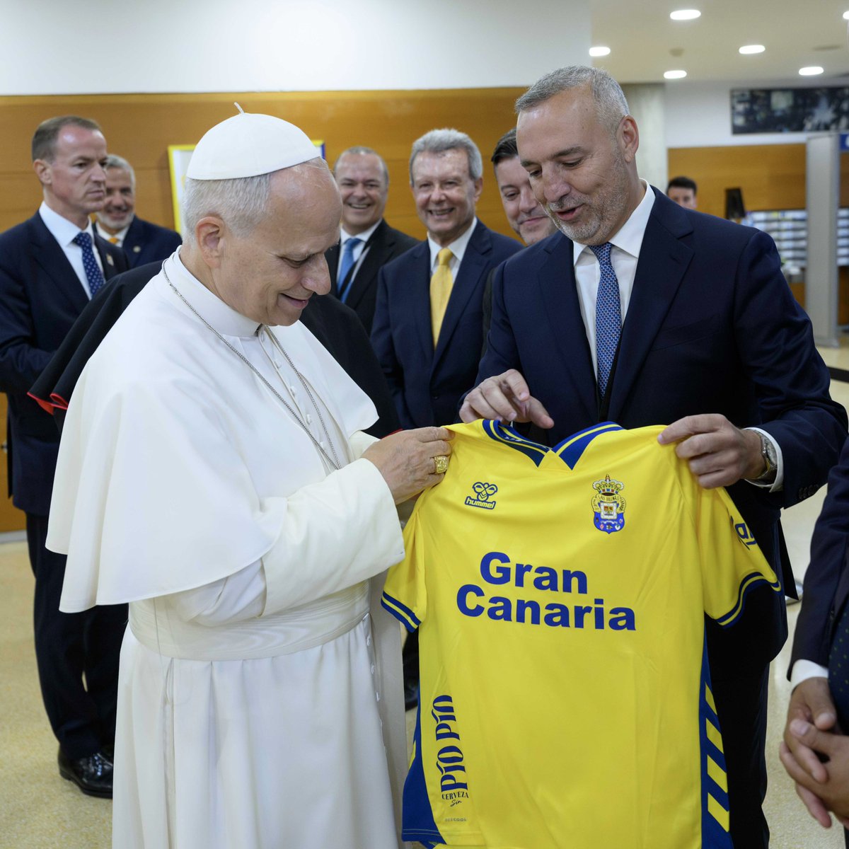 PresidenteUDLP's tweet photo. Hay momentos que trascienden el deporte. 

Ha sido un honor hacer entrega de la camiseta de la UD Las Palmas a Su Santidad, el Papa León XIV, en una visita histórica a nuestra isla, durante la Santa Misa celebrada en el Estadio Gran Canaria.

Un recuerdo imborrable que une nuestra historia con un acontecimiento de enorme trascendencia. 💛

© Vatican Media