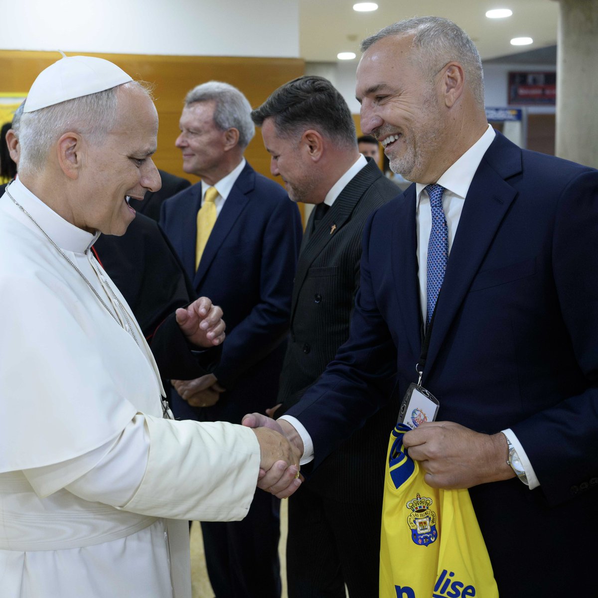PresidenteUDLP's tweet photo. Hay momentos que trascienden el deporte. 

Ha sido un honor hacer entrega de la camiseta de la UD Las Palmas a Su Santidad, el Papa León XIV, en una visita histórica a nuestra isla, durante la Santa Misa celebrada en el Estadio Gran Canaria.

Un recuerdo imborrable que une nuestra historia con un acontecimiento de enorme trascendencia. 💛

© Vatican Media