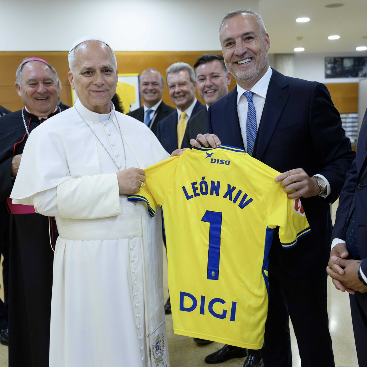 PresidenteUDLP's tweet photo. Hay momentos que trascienden el deporte. 

Ha sido un honor hacer entrega de la camiseta de la UD Las Palmas a Su Santidad, el Papa León XIV, en una visita histórica a nuestra isla, durante la Santa Misa celebrada en el Estadio Gran Canaria.

Un recuerdo imborrable que une nuestra historia con un acontecimiento de enorme trascendencia. 💛

© Vatican Media