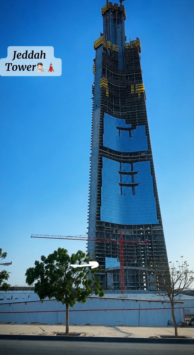 JEDTOWER's tweet photo. تقدّم واضح في أعمال التكسية الزجاجية بالجزء السفلي من برج جدة، بعد إزالة التكسية القديمة والبدء بتركيب الواجهة الجديدة.

التكسية الجديدة تحتوي على تنقية LED تفاعلية، تمنح البرج حضورًا بصريًا مميزًا في المناسبات
 والفعاليات الوطنية. 🏗️🇸🇦🔥

#برج_جدة #جدة #السعودية https://t.co/USyQd3OvFg
