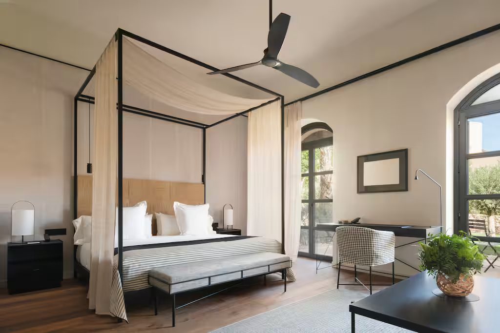 valcrazyforWE's tweet photo. While being in Mallorca, WilliamEst chose the terrace rooms (suite) that only can be used by two people maximum.
and of course it had to be a bathtub 🫪🫠

🦈: Terrace Room https://t.co/947b61DEwU
