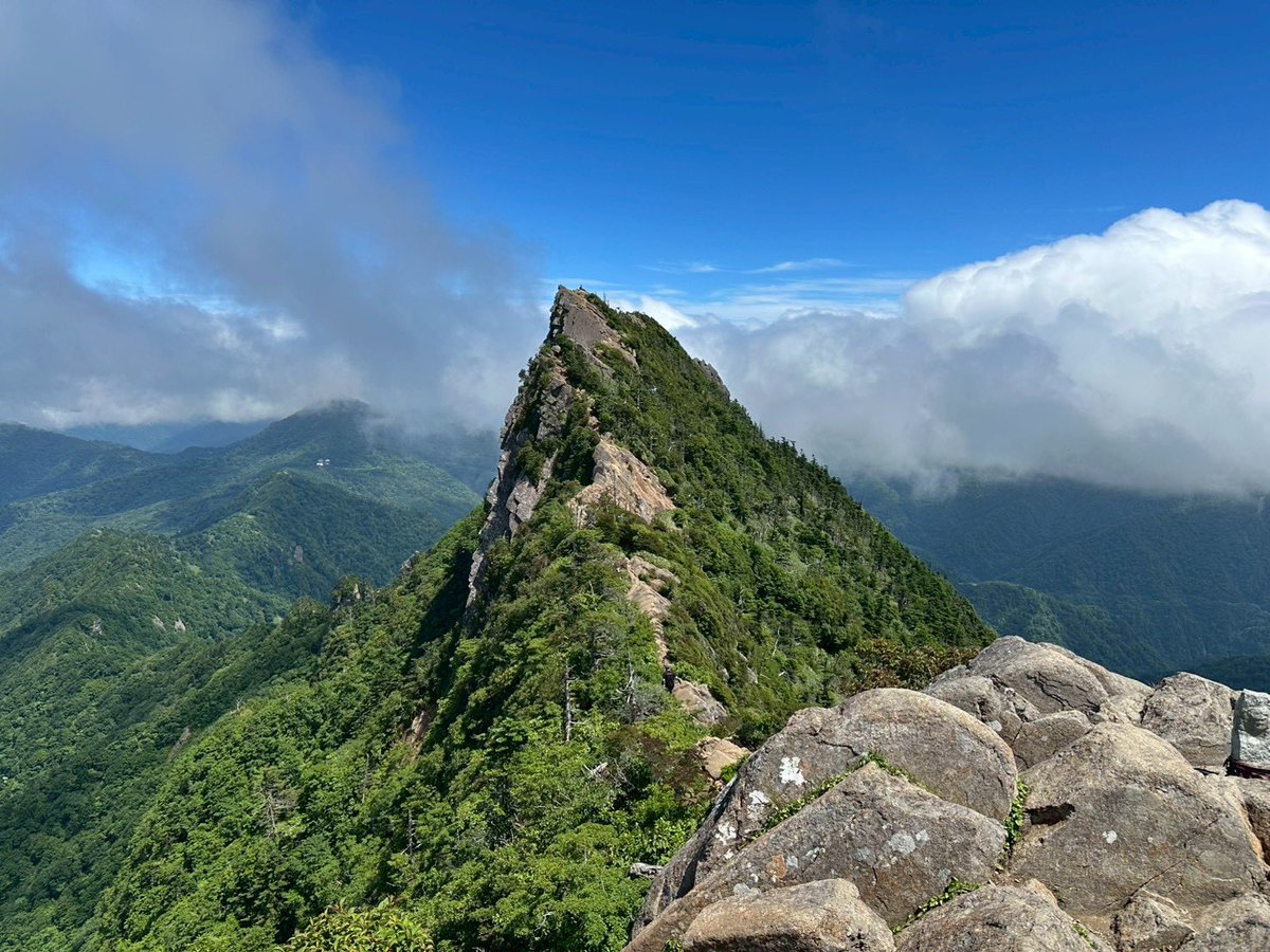 ojuring's tweet photo. 今日は石鎚山に登りました⛰️
頂上の先の天狗岳まで行きました😆 https://t.co/zGJR64aIsq