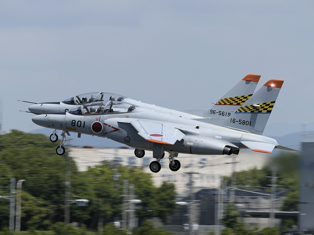 GALLERY_MAD's tweet photo. 本日は天気も良いので浜松基地外周へ。気温が高いのでT-4の離陸滑走も心持ち長く、編隊離陸の並びは撮りにくいものの、単機の離陸は割と近くで良い位置に来ますが、やっぱり陽炎はね～
#浜松基地 https://t.co/SqDHuePdUy