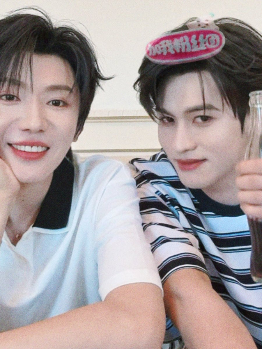 FrenchGand5313's tweet photo. 可爱云旗在线表演炫法国coco cola
#云旗 #郝熠然 #YunQi #HaoYiRan https://t.co/Pdve2JZ6Yh