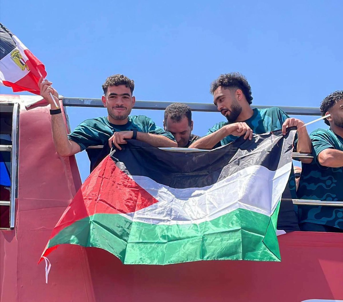farhalnbraw's tweet photo. من مطار العلمين بدأت لحظات جديدة من الفخر. 🇪🇬
الجماهير استقبلت منتخب مصر بالحب والهتافات، بينما حمل اللاعبون علم فلسطين إلى جانب علم مصر في مشهد حظي باهتمام واسع.
#شكرا_منتخب_مصر https://t.co/n3AO9cyMfD