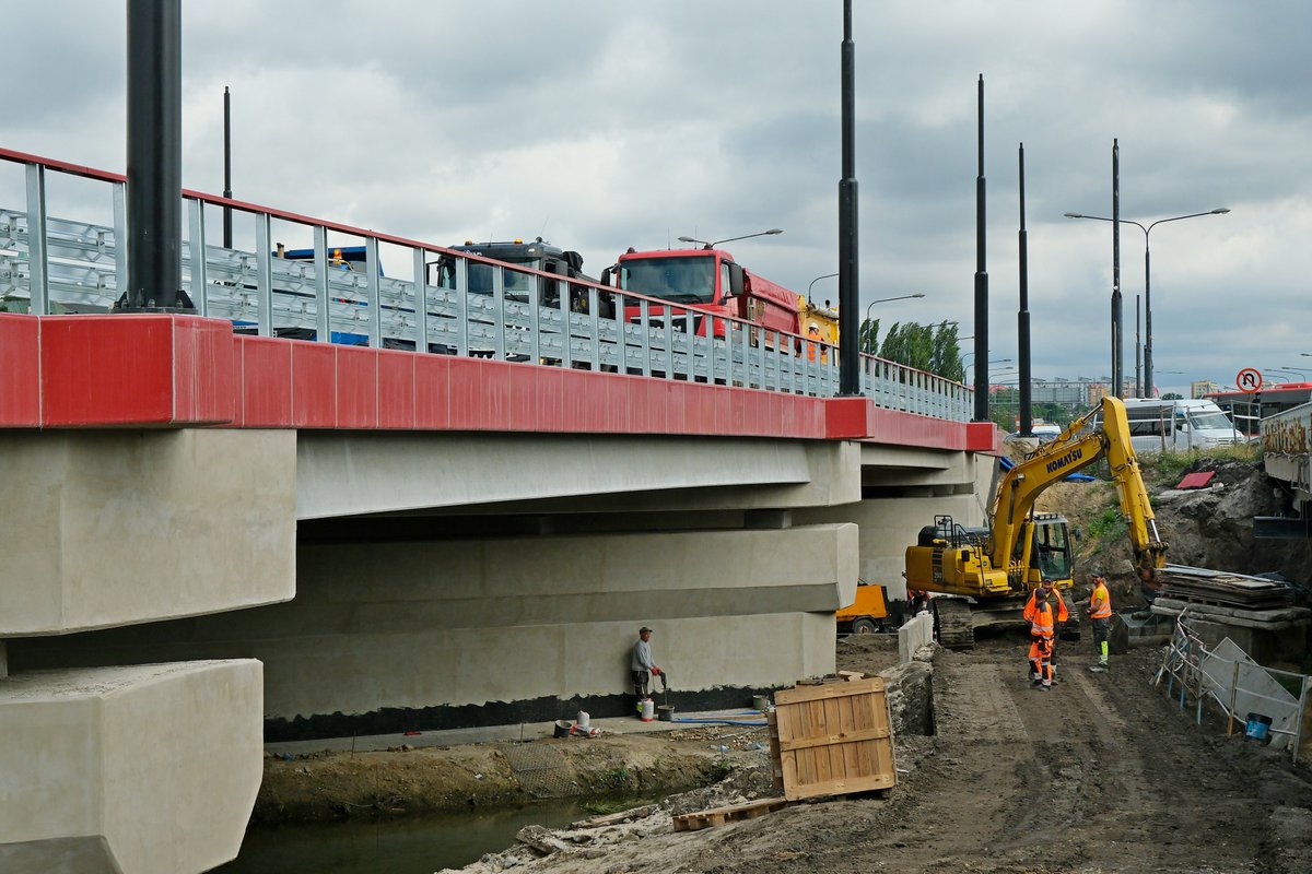 Miasto_Lublin's tweet photo. Na moście na Al. Unii Lubelskiej stanęło 6 ciężarówek o łącznej masie 192 ton 🚛 To element próby obciążeniowej mostu na Al. Unii Lubelskiej, która jest kluczowym elementem odbioru obiektu ✅ Wyniki testu poznamy w przyszłym tygodniu.
#Most #Przebudowa #Drogi https://t.co/TUEfheMAYc