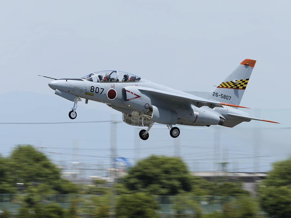 GALLERY_MAD's tweet photo. 本日は天気も良いので浜松基地外周へ。気温が高いのでT-4の離陸滑走も心持ち長く、編隊離陸の並びは撮りにくいものの、単機の離陸は割と近くで良い位置に来ますが、やっぱり陽炎はね～
#浜松基地 https://t.co/SqDHuePdUy