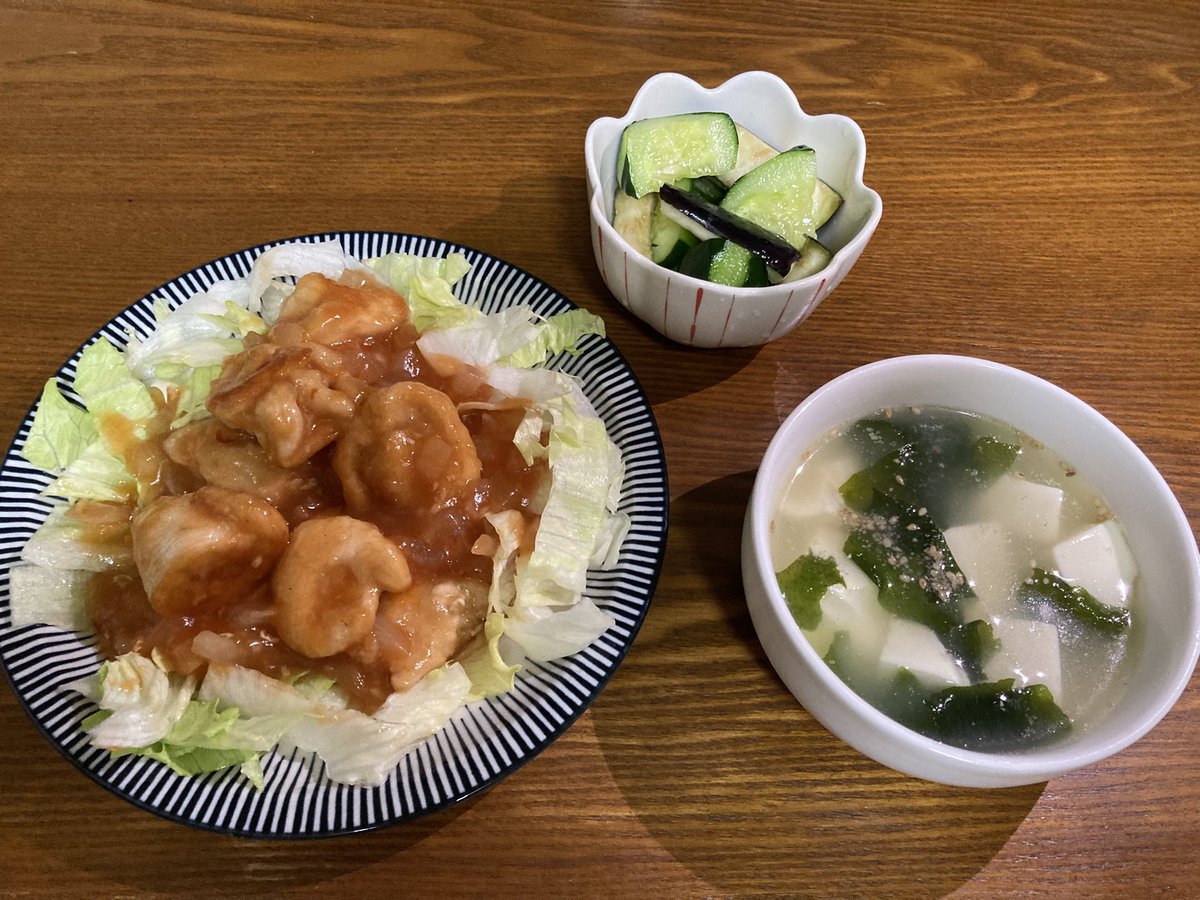 abu_harooo's tweet photo. 鶏チリ
わかめスープ
ナスきゅうり浅漬け

鶏むね肉を丸めて、ちょっと海老みたいに🦐
Tiktokより～

ちょっとした工夫をしながら作るのって楽しいです✨

 #晩ごはん https://t.co/GWvAdR9GLv