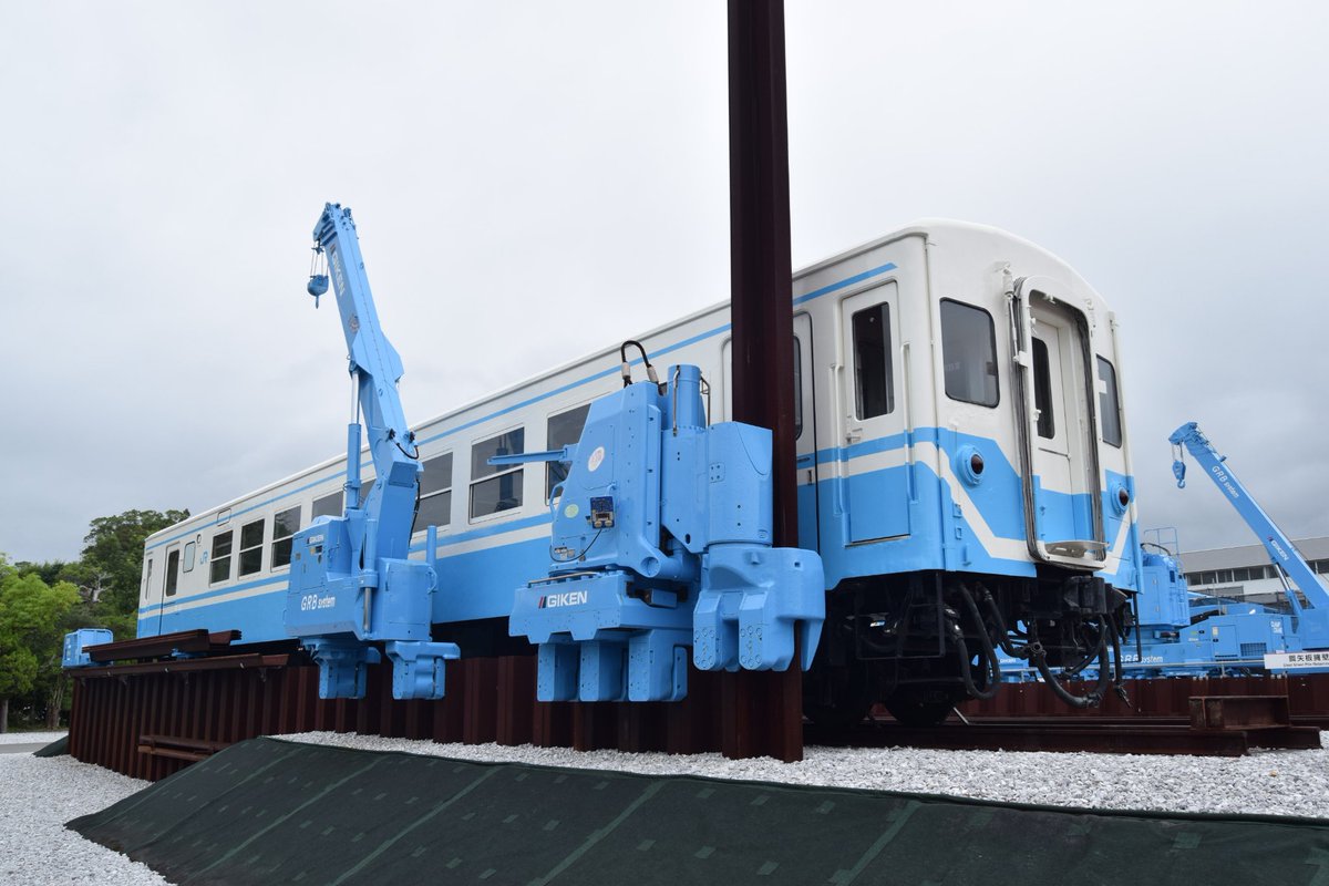 noto_UDON's tweet photo. 列車を止めずに線路のすぐ横でも杭打ち工事ができるというものだが鉄道側の都合(建築限界など)で実現しない技術｡実現したら駅舎改築なども早くなるのだろうなぁ… https://t.co/cbCyKOuzPO
