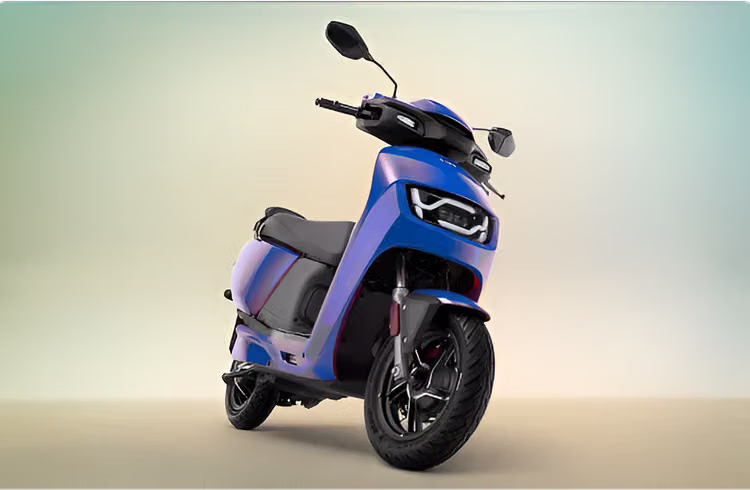 PluginJourneys's tweet photo. 🚨#Hero MotoCorp expands its electric scooter lineup with the all-new #VidaVX2Plus!⚡🛵
The new flagship trim packs a larger 4.4 kWh removable battery setup.
Delivers a massive, class-leading real-world range to confidently eliminate urban range anxiety.
#PluginJourneys #AutoNews https://t.co/amhzcMIIzM