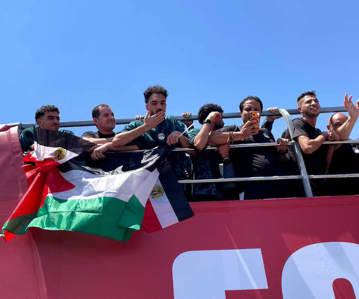 100millionEg's tweet photo. أعلام مصر وفلسطين ترفرف معًا في لحظة لا تُنسى. ❤️🇪🇬🇵🇸
احتفال لاعبي منتخب مصر عقب الوصول إلى مطار العلمين جسّد مشاعر الجماهير، وسط استقبال يليق بالأبطال بعد مشوارهم المشرف.
#شكرا_منتخب_مصر https://t.co/debxgikl6d